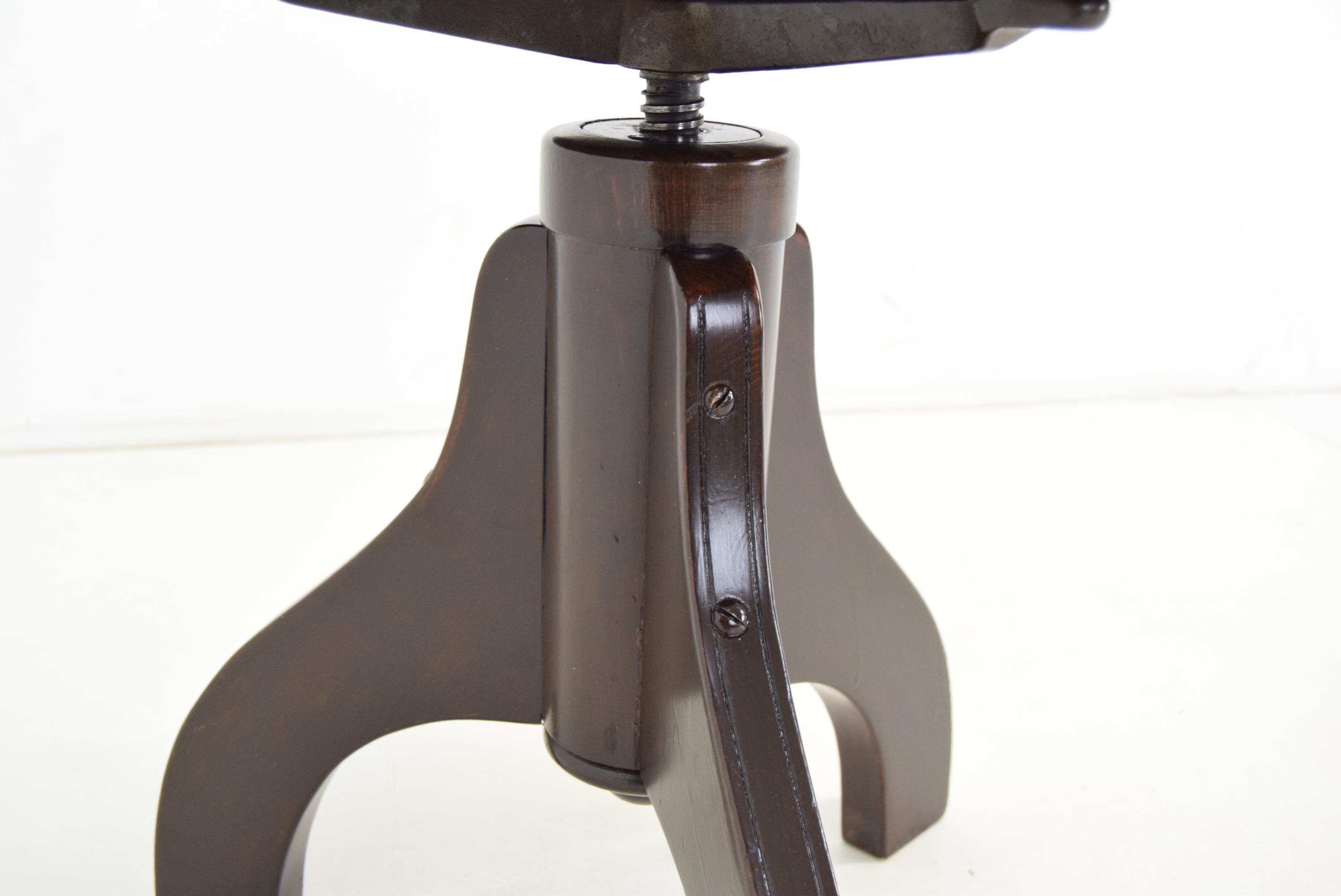 Raro taburete giratorio Thonet para piano, Circa 1940's. en Bueno estado para la venta en Praha, CZ