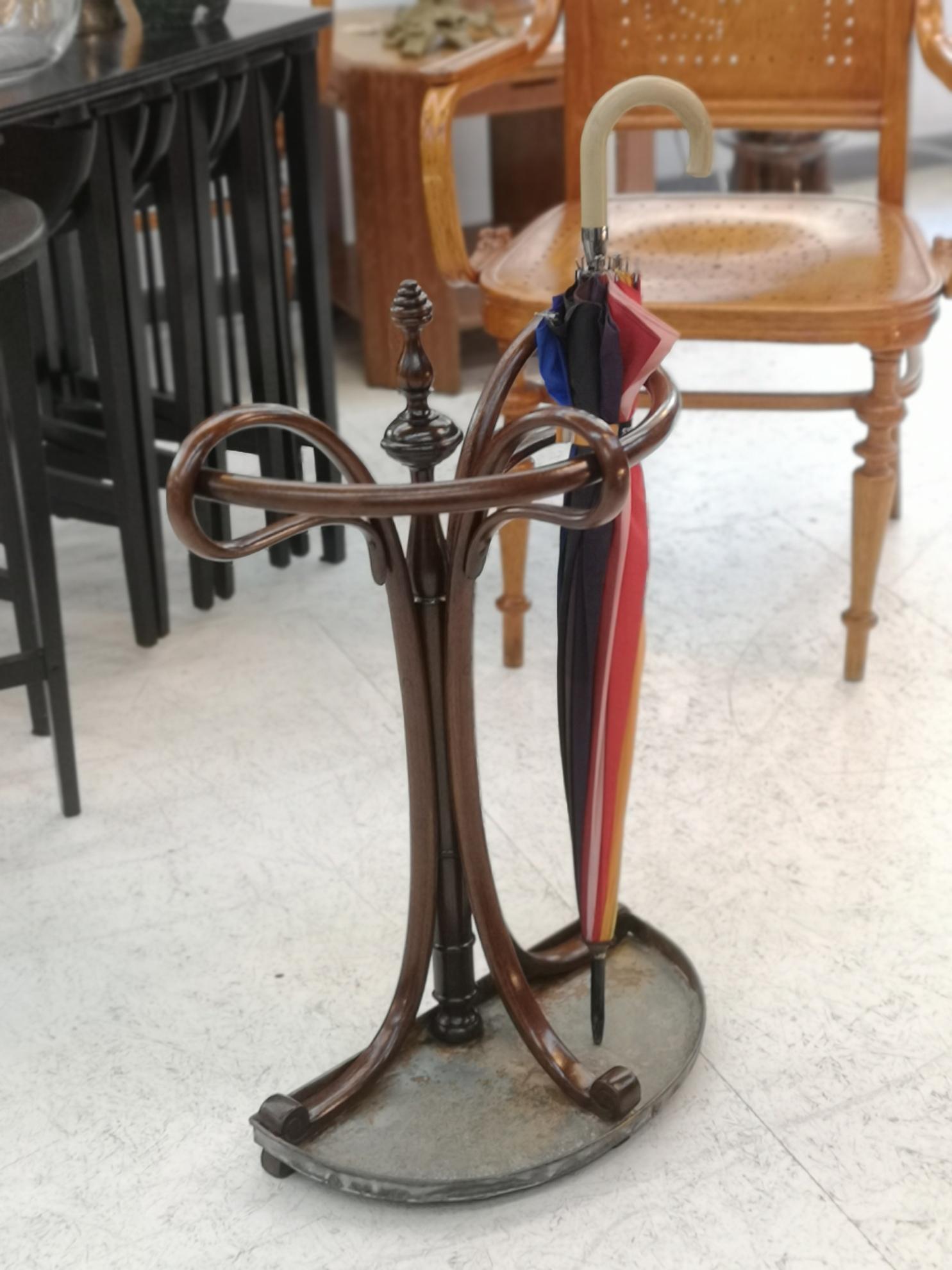 Rare Thonet umbrella stand, bent beechwood from around 1890's Vienna: Restored wood and- original steel base. In good sturdy condition with a nice glossy finish, dark walnut color and a touch of mahagony.