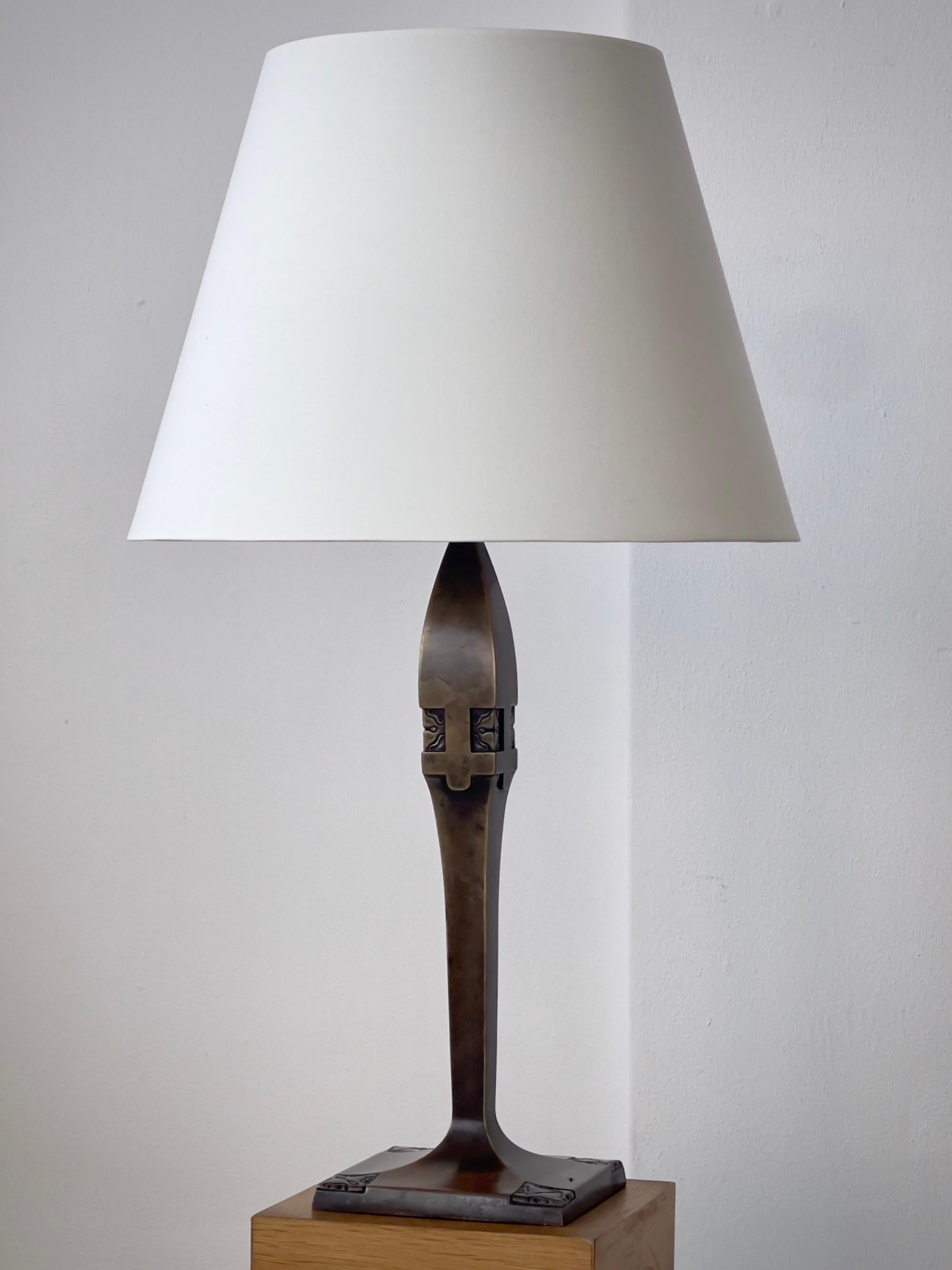 This rare Thorvald Bindesbøll table lamp, crafted in solid patinated bronze and designed for Tvermoes & Abrahamsen in Denmark in the early 1900s, is an exquisite example of Bindesbøll’s visionary approach to design. Known for his pioneering work