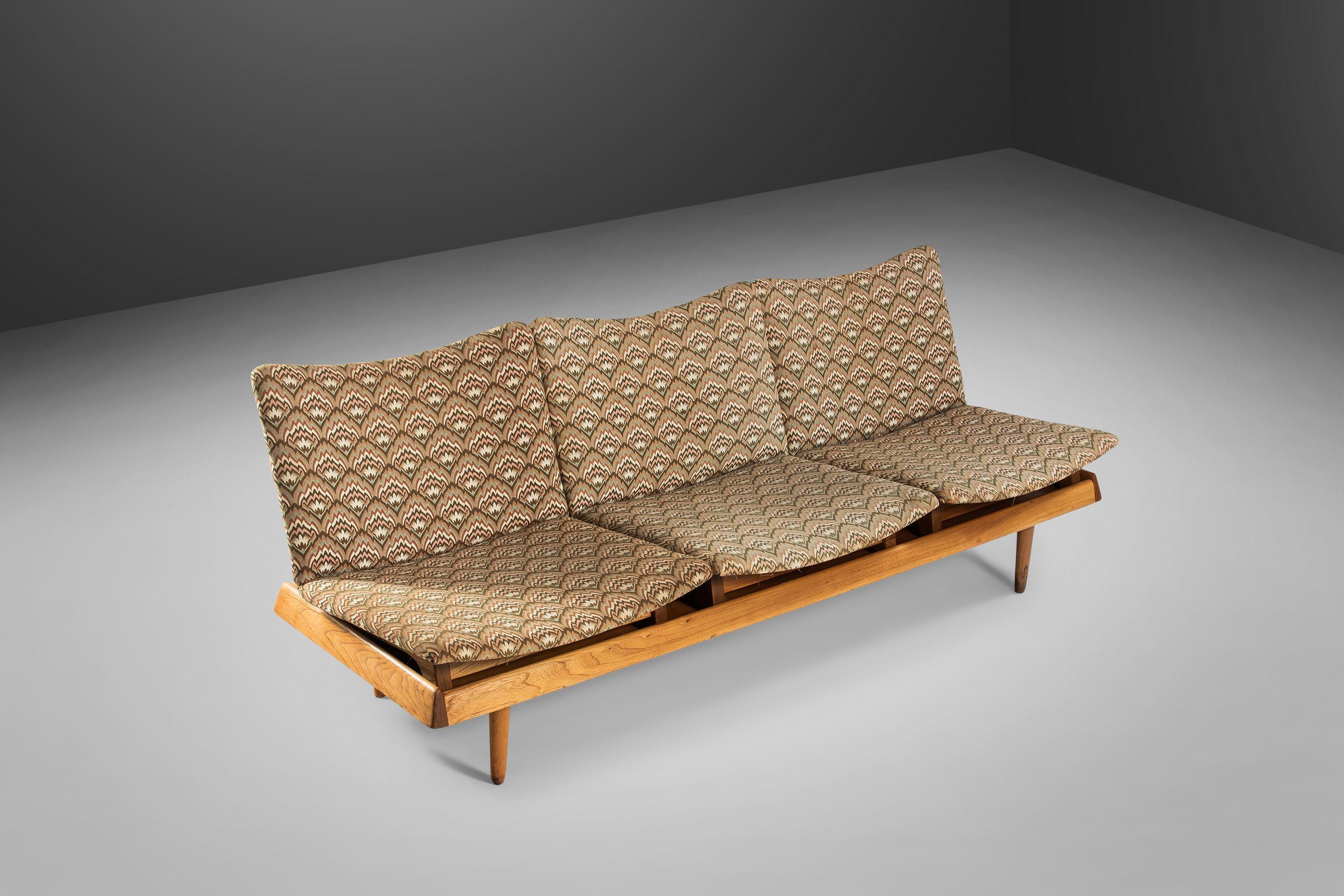 Three Chair Modular Seating Bench / Sofa in Walnut by Gerald McCabe, USA, 1960s In Good Condition In Deland, FL