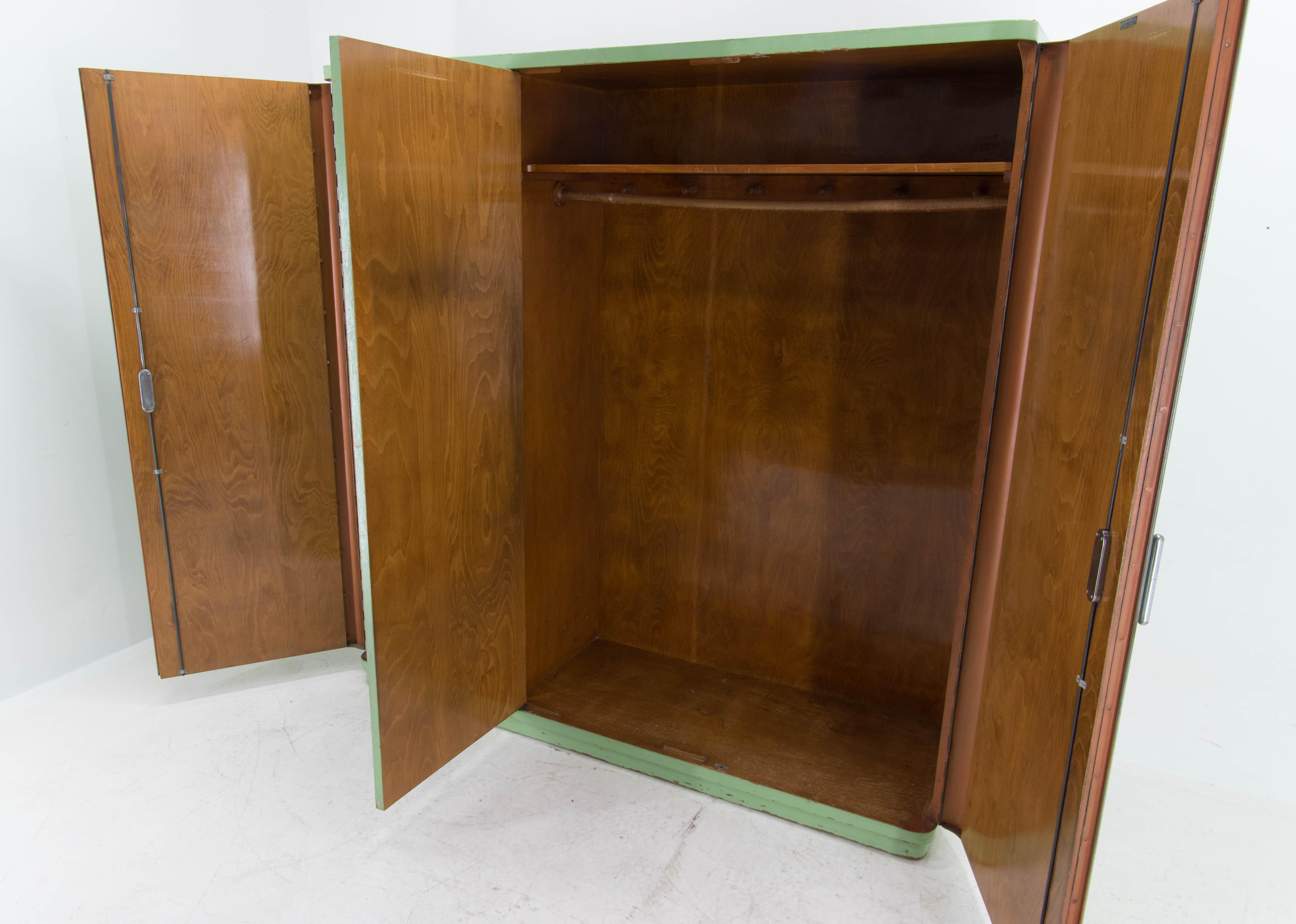 Rare armoire Bauhaus à trois portes de Vichr & Co, années 1930 4