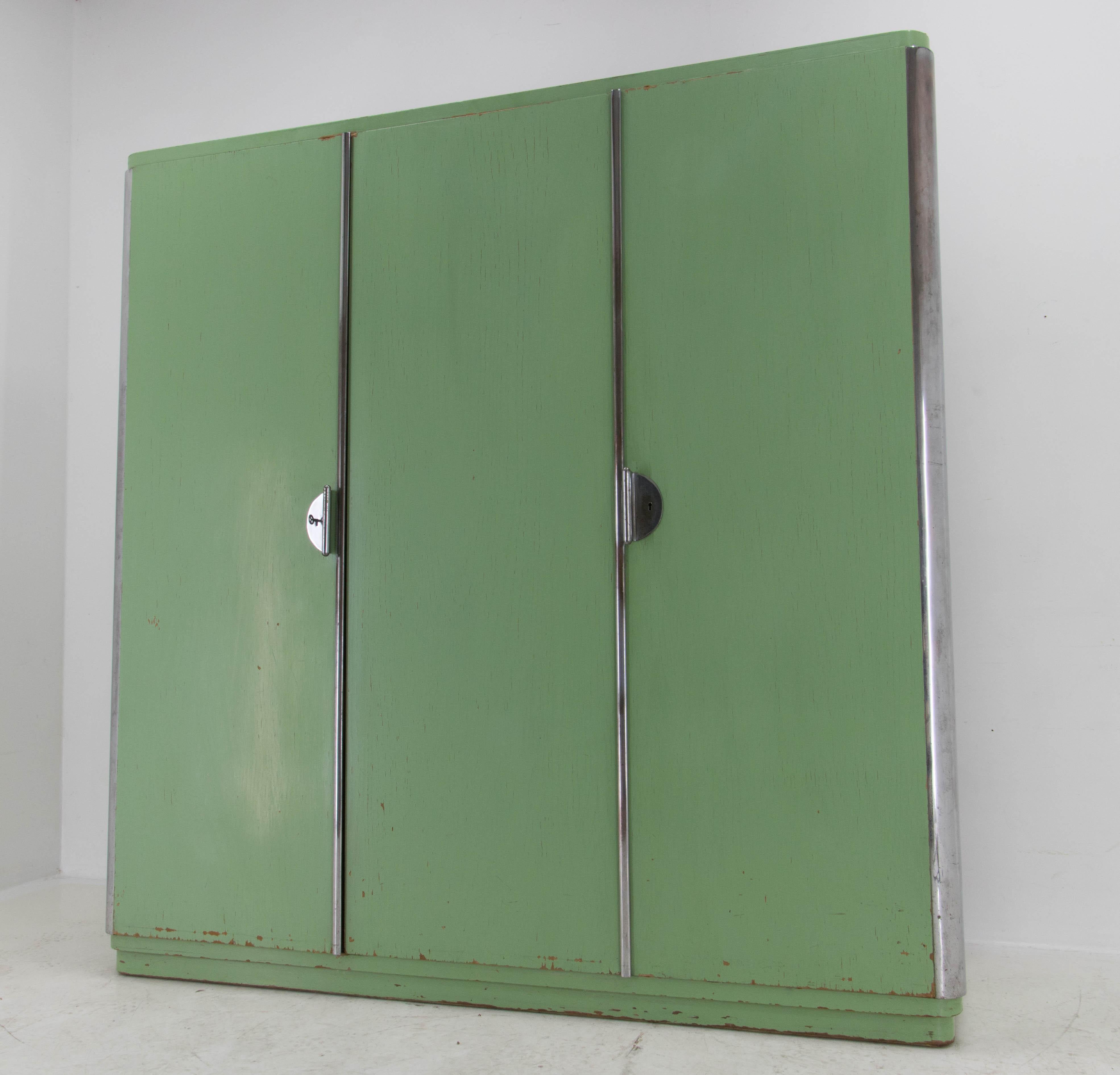 Rare armoire Bauhaus à trois portes de Vichr & Co, années 1930 6