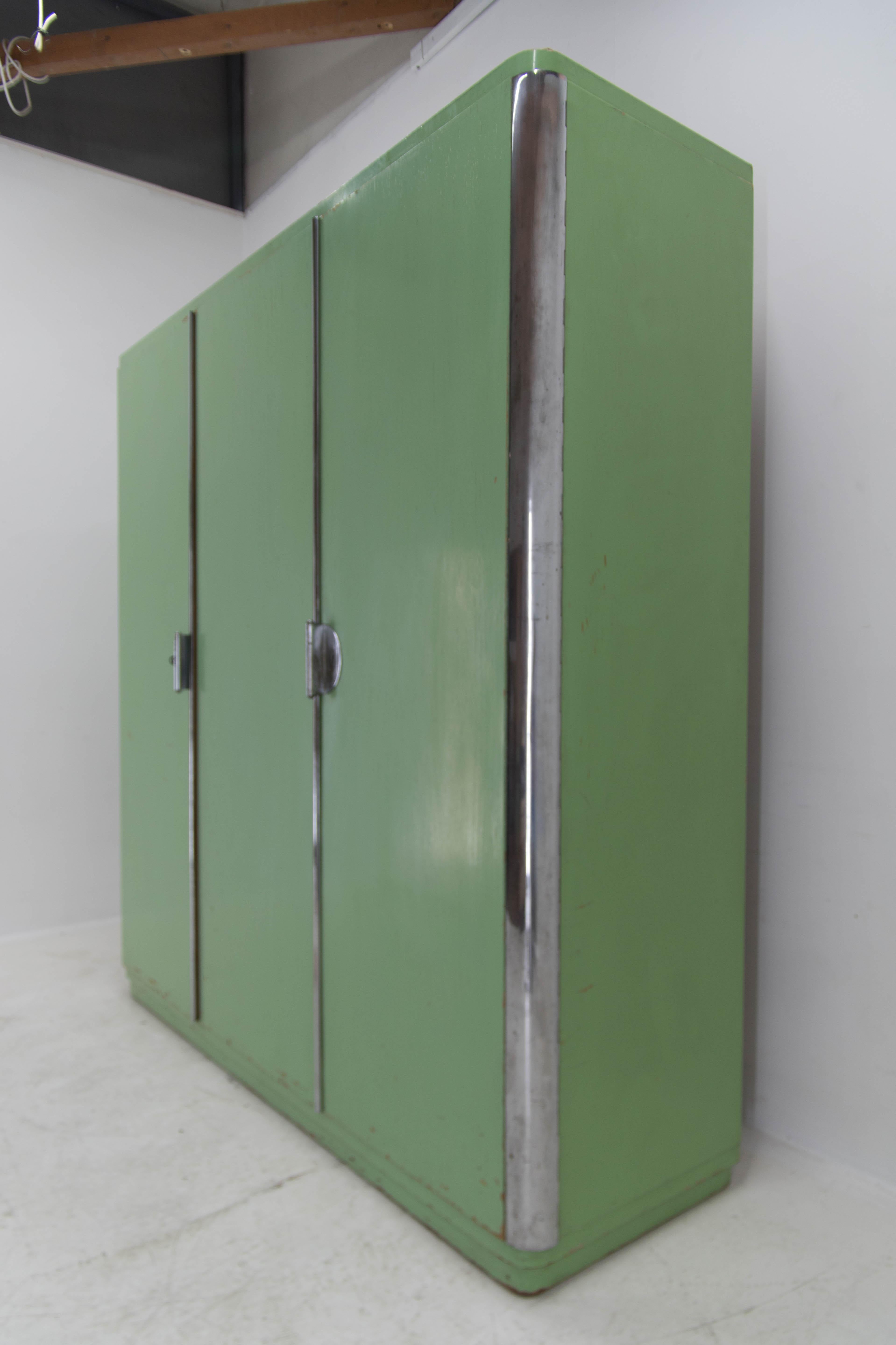 Rare armoire Bauhaus à trois portes de Vichr & Co, années 1930 10