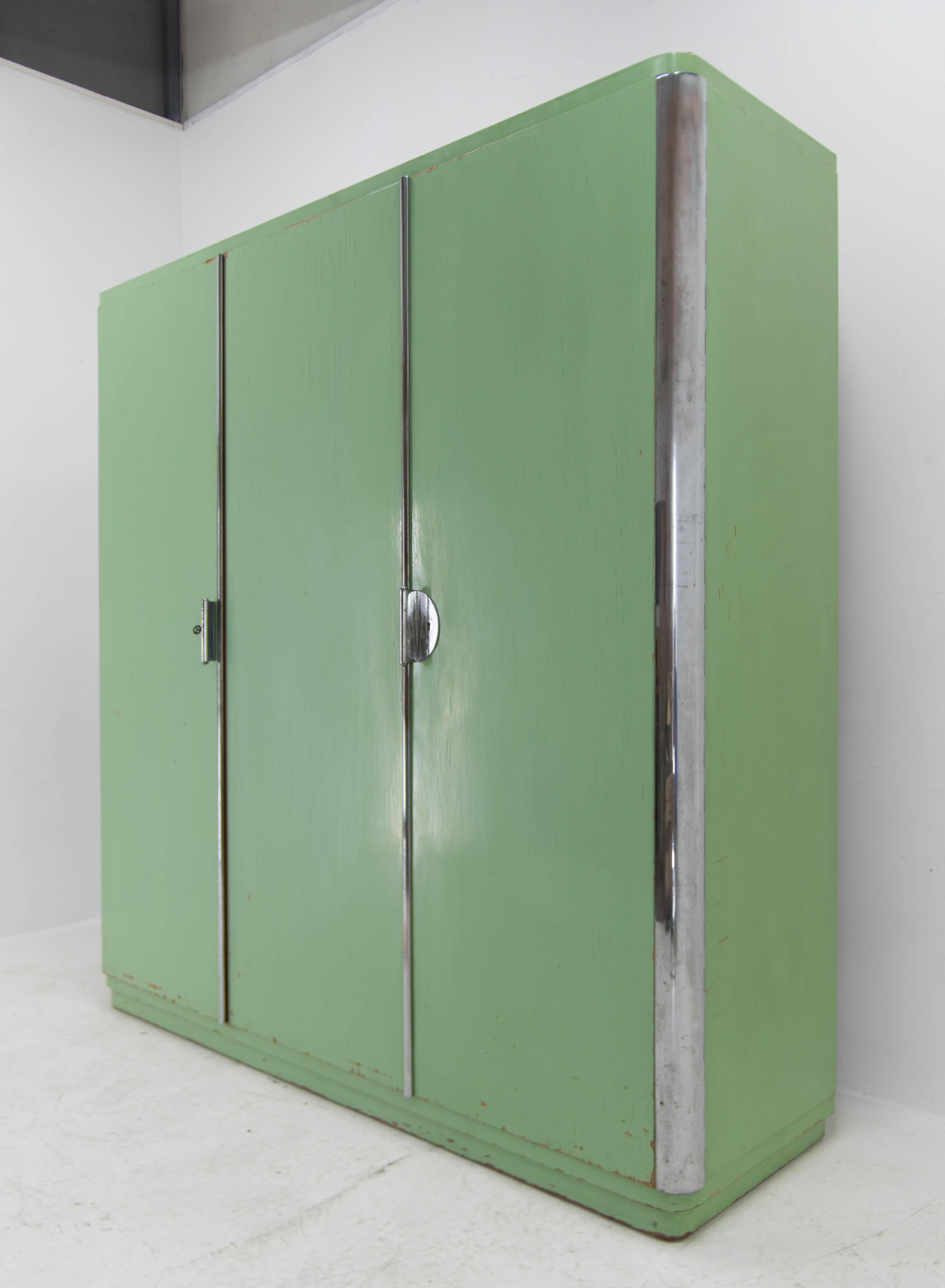 Une très rare armoire à trois portes en vert clair fabriquée par Vichr & Co. dans les années 1930. Labellisé.
État d'origine avec des signes d'utilisation.
Construction robuste et stable.
Couleur originale vert clair avec une belle patine.
Serrures