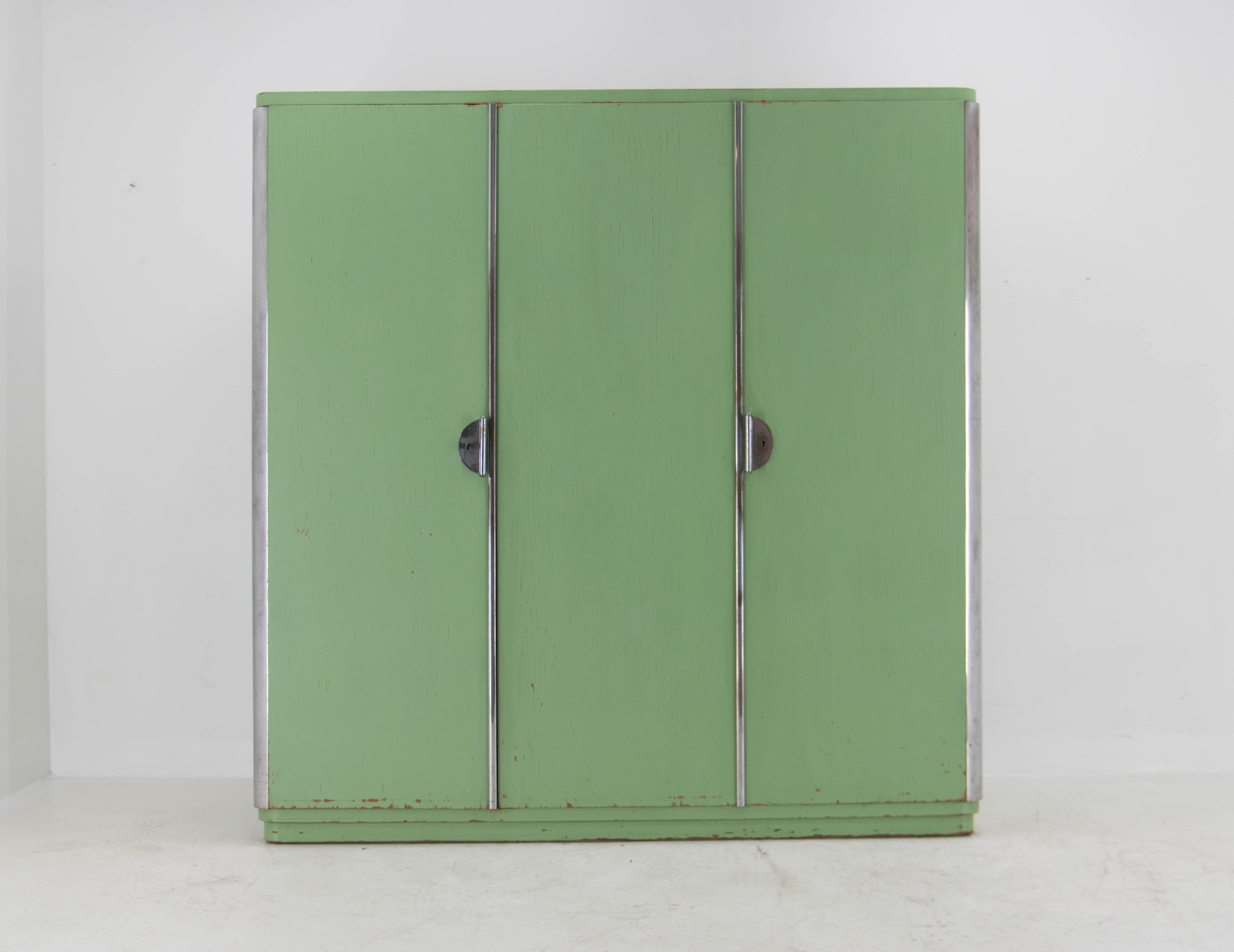 Tchèque Rare armoire Bauhaus à trois portes de Vichr & Co, années 1930