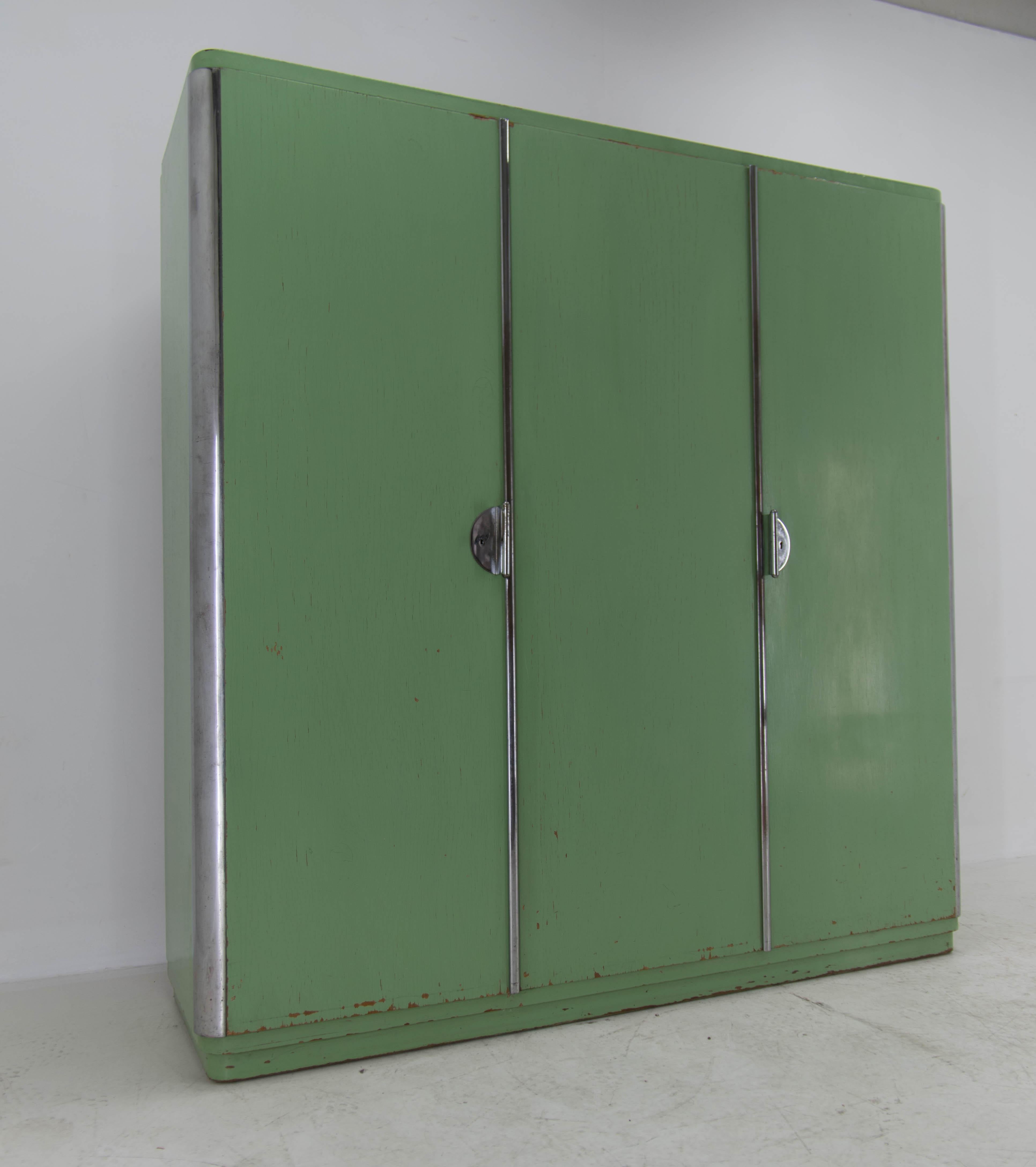 Rare armoire Bauhaus à trois portes de Vichr & Co, années 1930 Bon état à Praha, CZ