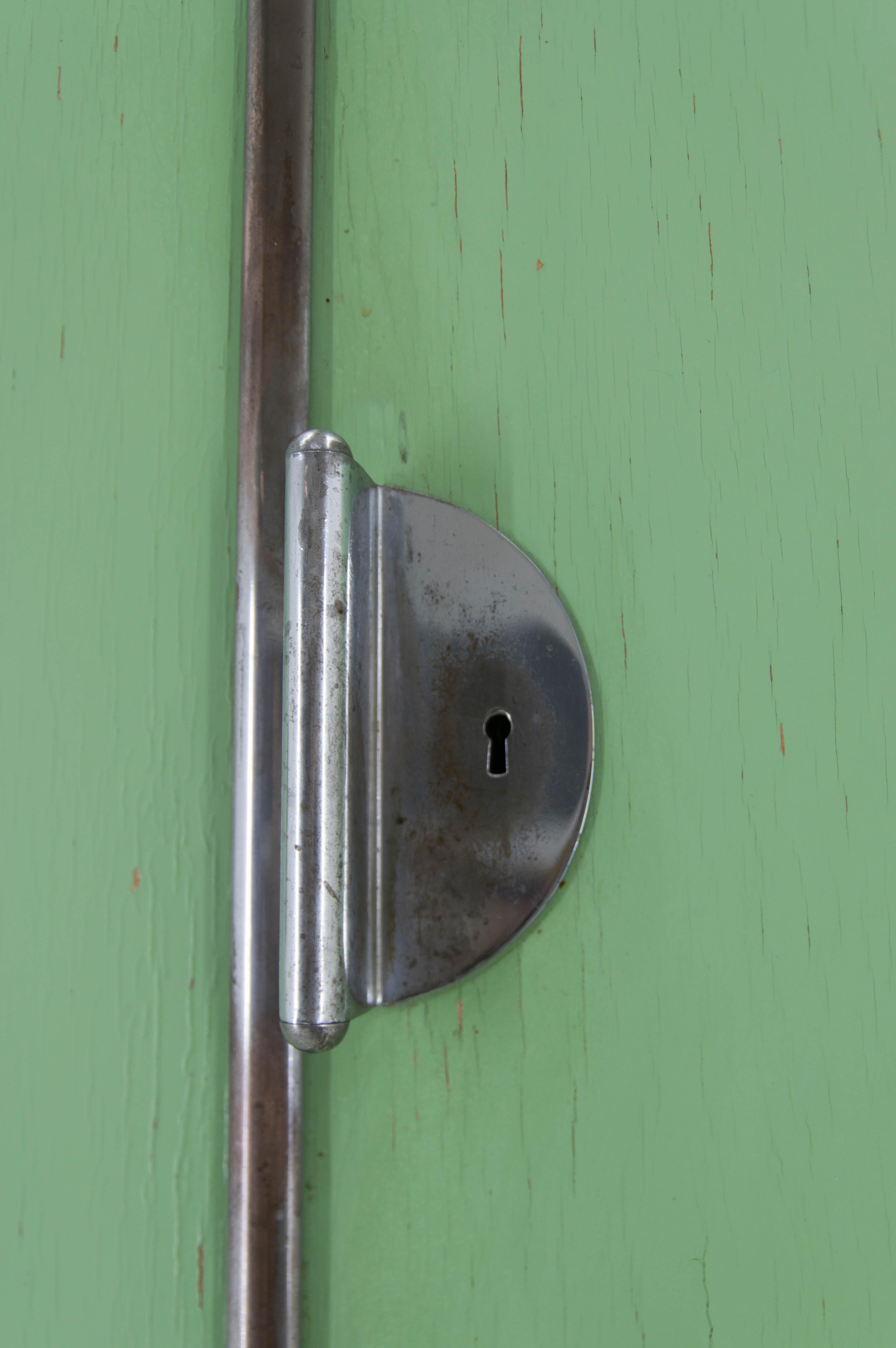 Métal Rare armoire Bauhaus à trois portes de Vichr & Co, années 1930