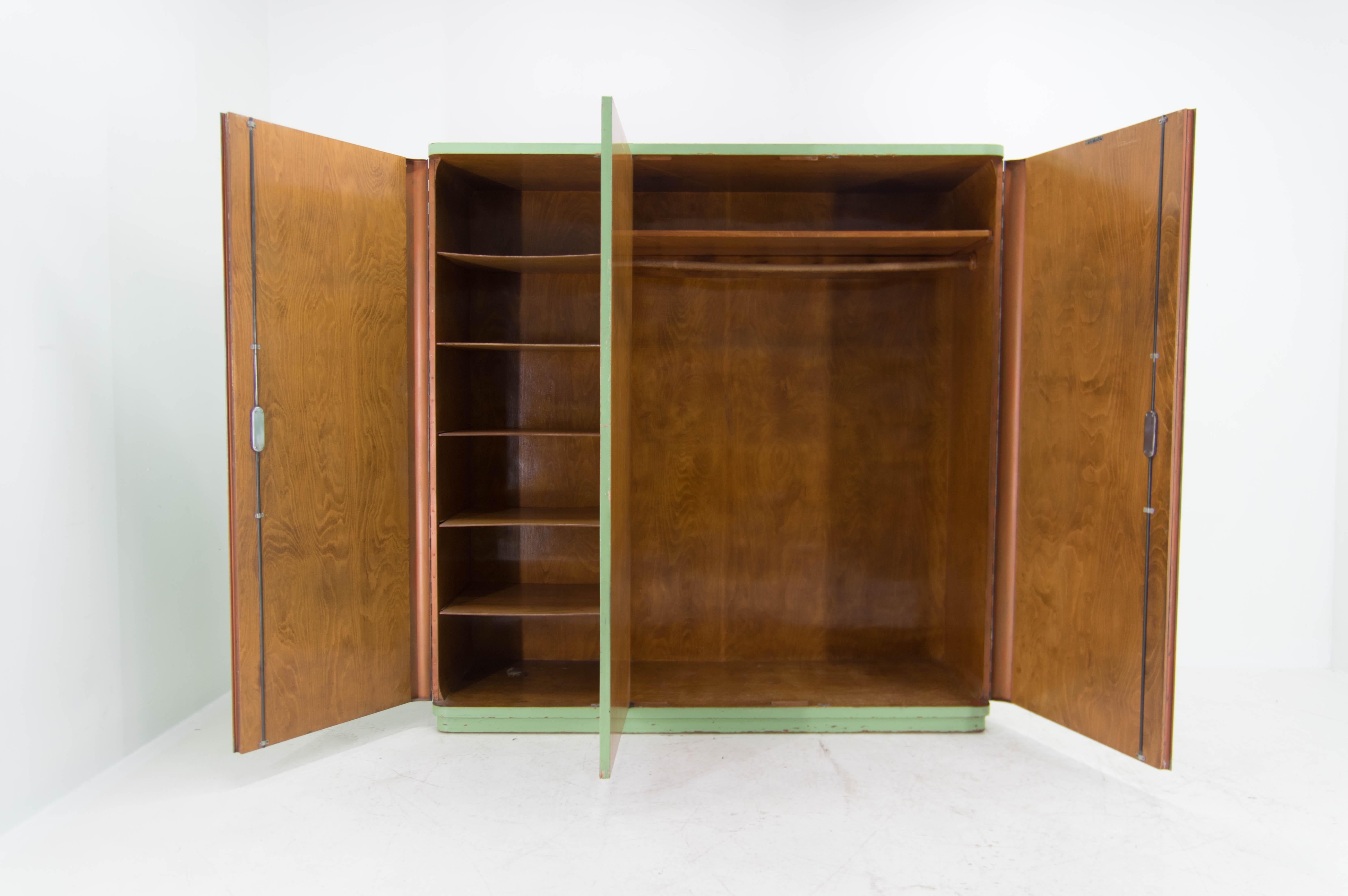 Rare armoire Bauhaus à trois portes de Vichr & Co, années 1930 3