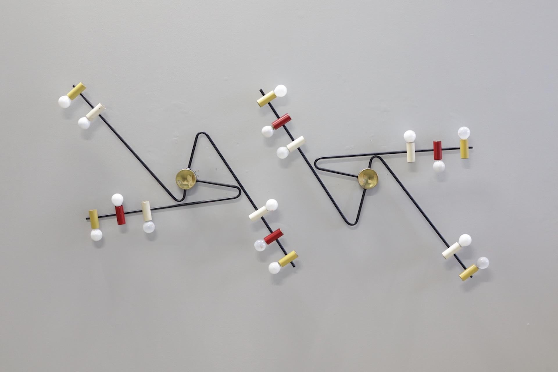 Raro aplique de tres luces de Bruno Gatta 
Metal lacado negro, metal lacado blanco, rojo y amarillo, latón 
Edición Stilnovo, 
Italia, hacia 1950.