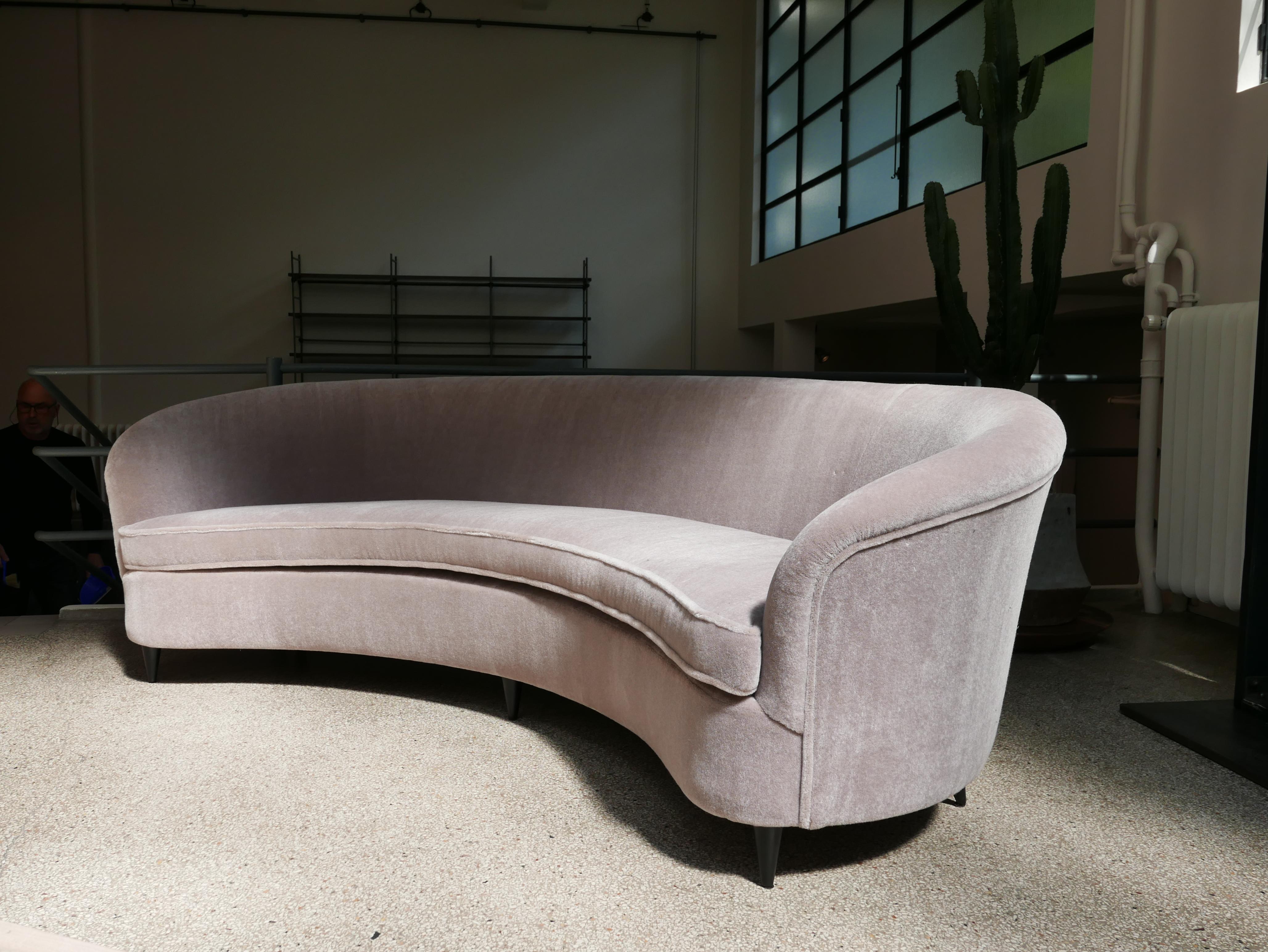 Gio Ponti, 1891-1979, 

Rare three-seat sofa, circa 1935. Italia
Model designed for Fede Chety.
Wood feet tapered, upholstered with Teddy Mohair grey by Pierre Frey, Paris.
Certificate Gio Ponti archives Expertise 16080/000.

    