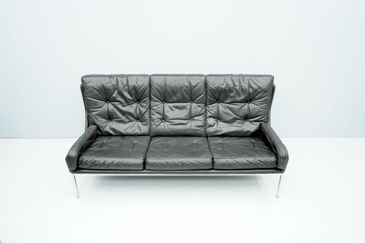 Beautiful three-seat sofa in black leather and chrome base.
Very good original condition.
