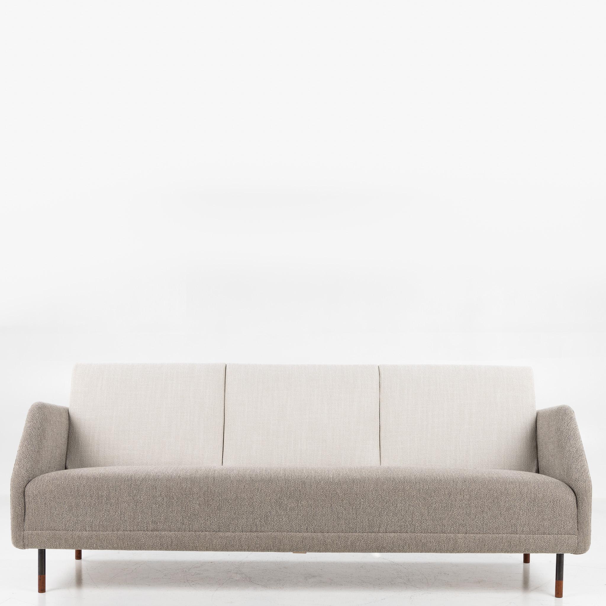 BO 77 - Divano a 3 posti in nuovo tessuto grigio (Ecriture di Kvadrat, colori 270/210) con struttura in acciaio ossidato e scarpe in teak. Progettato nel 1953. Disegnato da Finn Juhls per Bovirke.