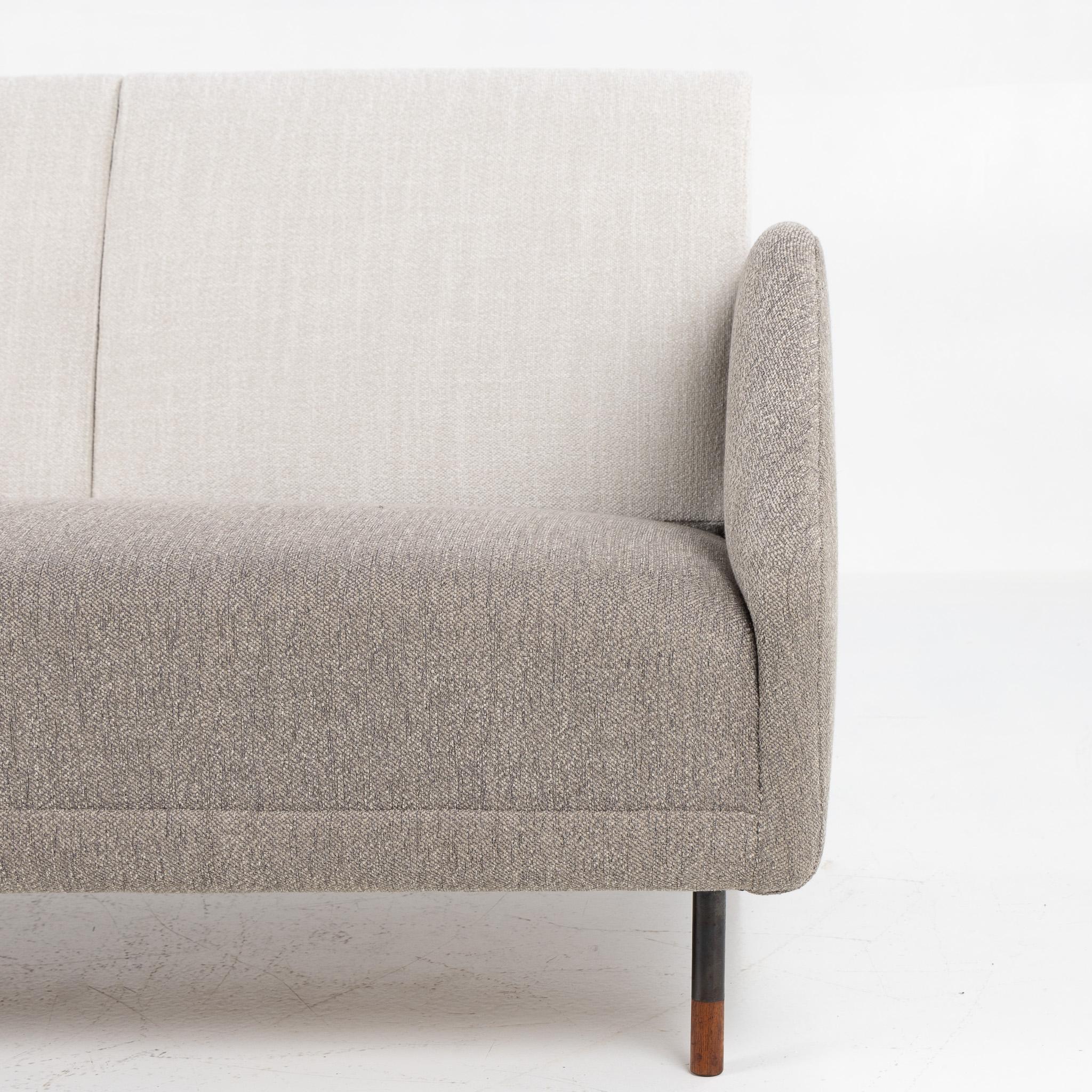Mid-Century moderno Raro divano a tre posti in tessuto grigio di Finn Juhls in vendita