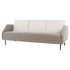 Raro sofá de tres plazas en textil gris de Finn Juhl