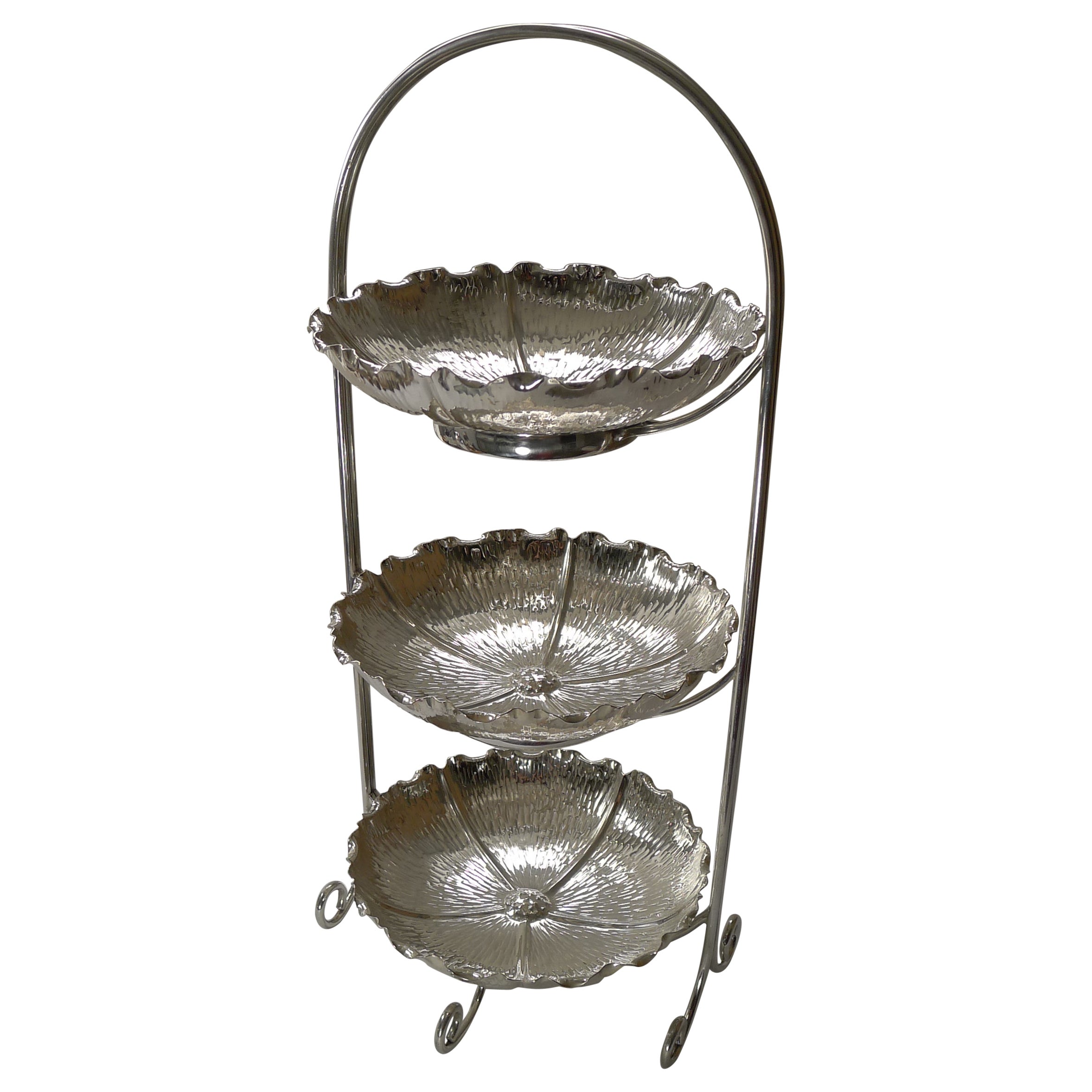 Rare Stand à gâteaux NATURALIST à trois étages par Hukin and Heath