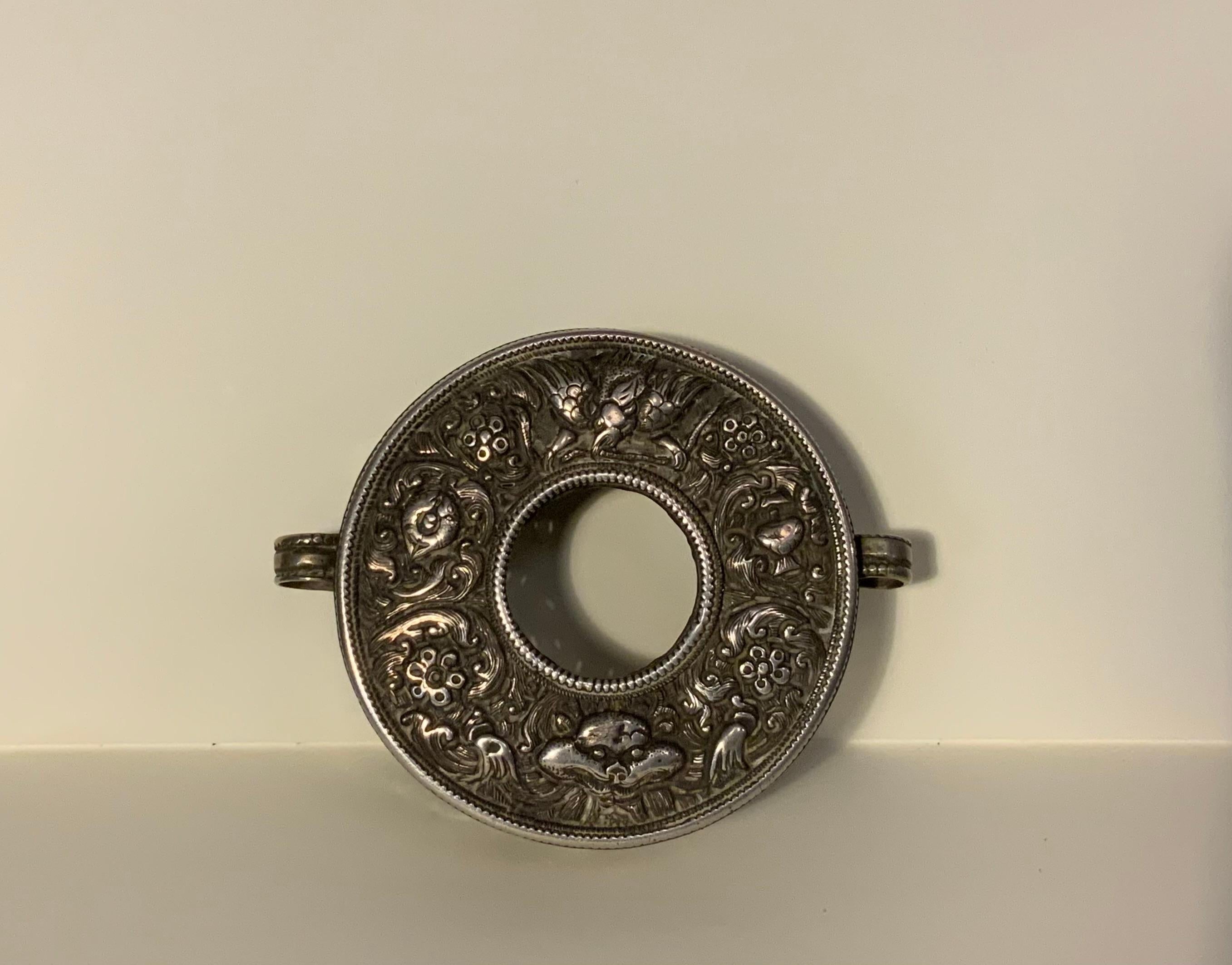 Rare boîte Gau tibétaine ou mongole avec Garuda et Lion gardien
Tibet ou Mongolie, 19e siècle
Dimensions : 7 × 9 × 2 cm
Poids : 36 grammes
Matière : Argent massif
Provenance : Origine tibétaine ou mongole

Ce panneau frontal en argent finement