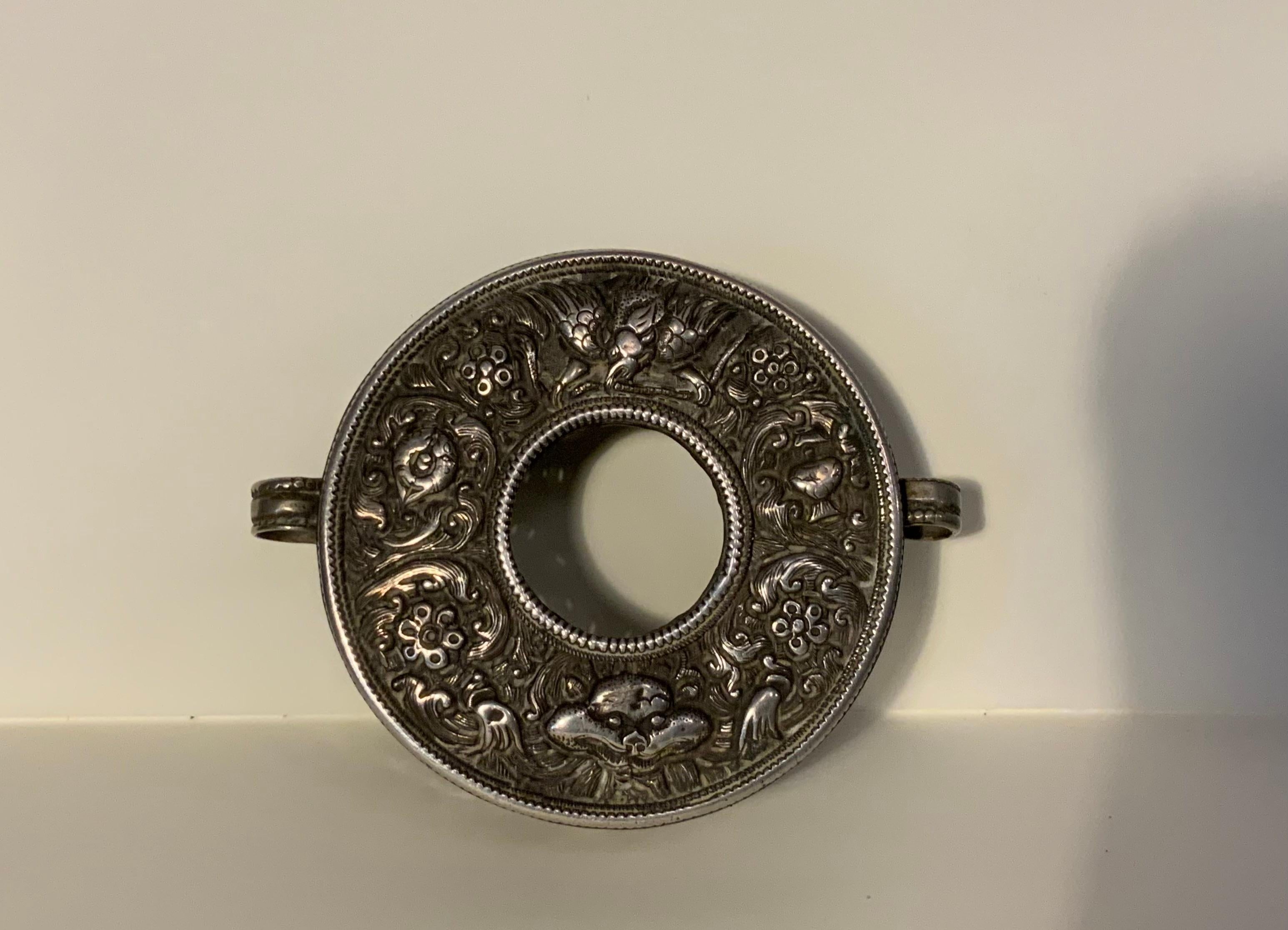 Tibétain Boîte tibétaine ou mongolienne rare avec Garuda et lion gardien - bouddhiste en vente
