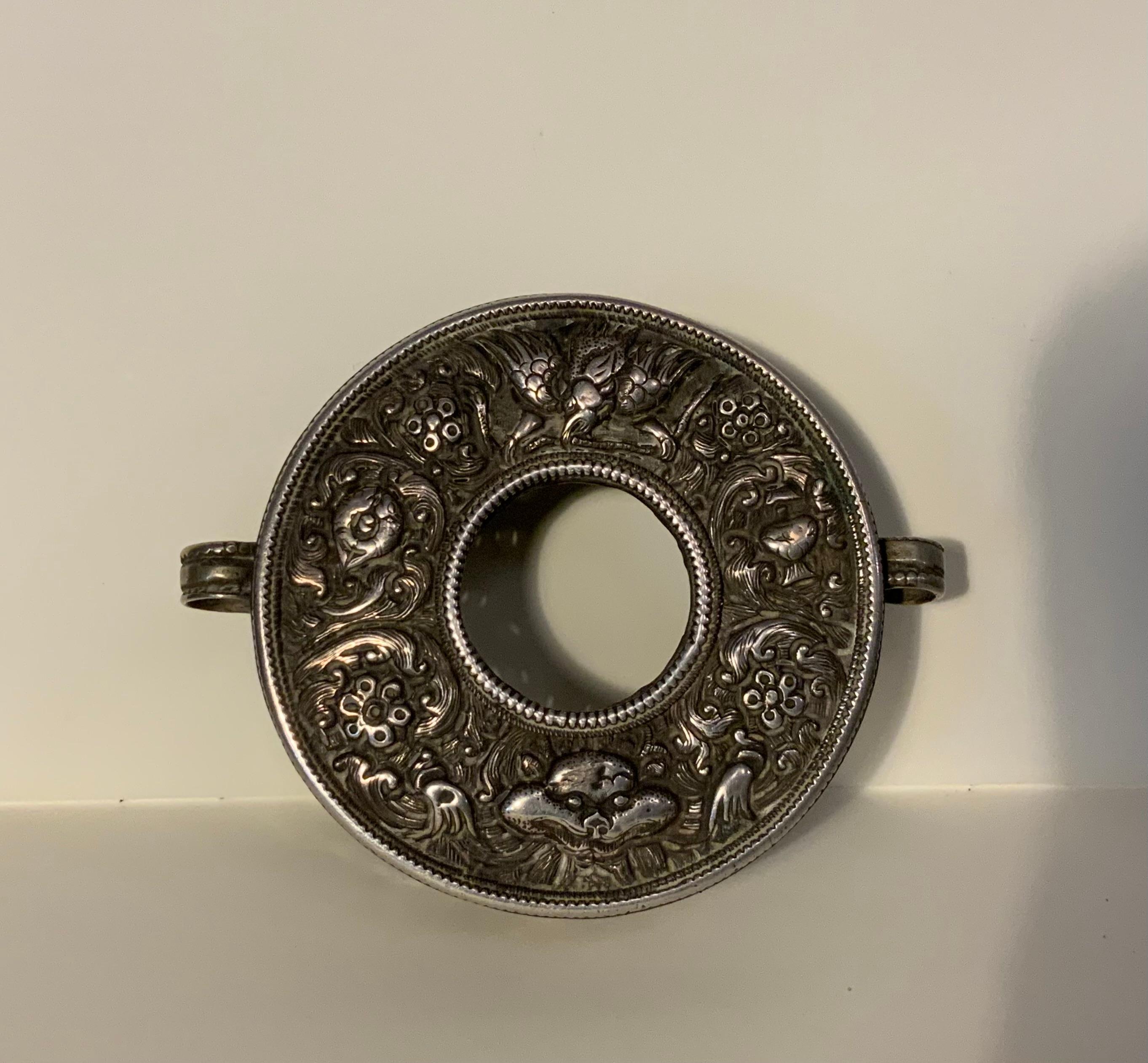 Fait main Boîte tibétaine ou mongolienne rare avec Garuda et lion gardien - bouddhiste en vente