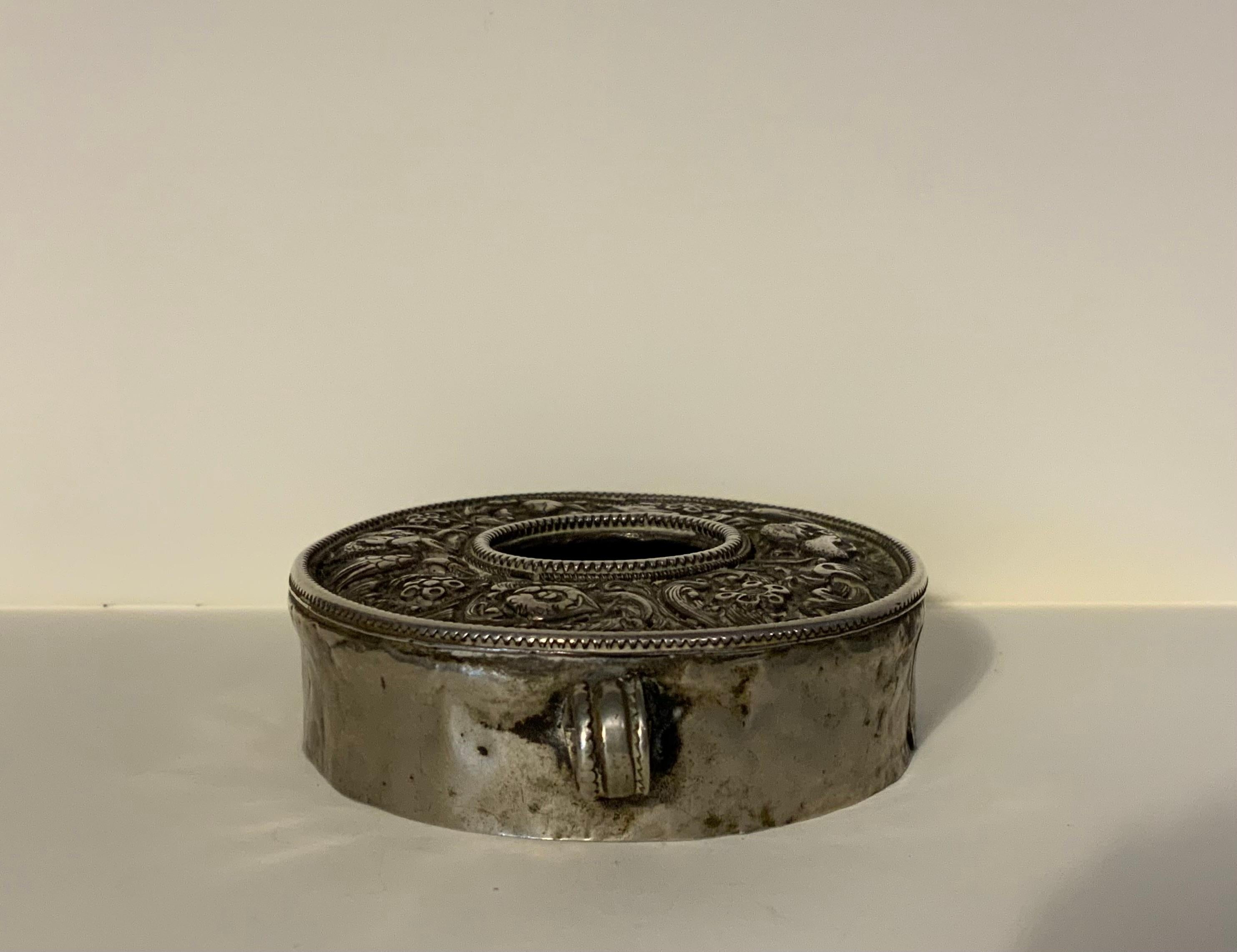 Boîte tibétaine ou mongolienne rare avec Garuda et lion gardien - bouddhiste Bon état - En vente à Fukuoka, JP