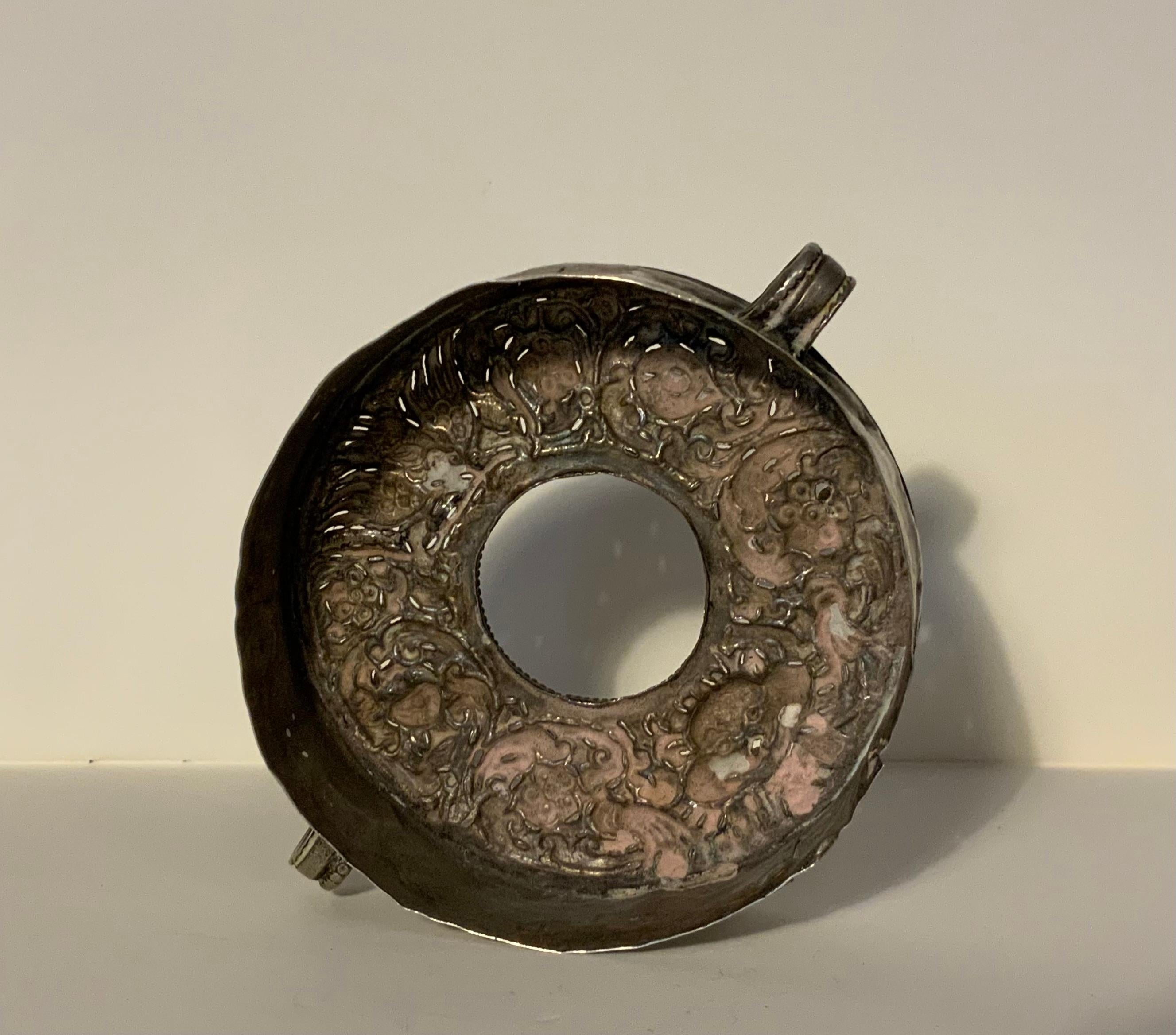 Argent Boîte tibétaine ou mongolienne rare avec Garuda et lion gardien - bouddhiste en vente