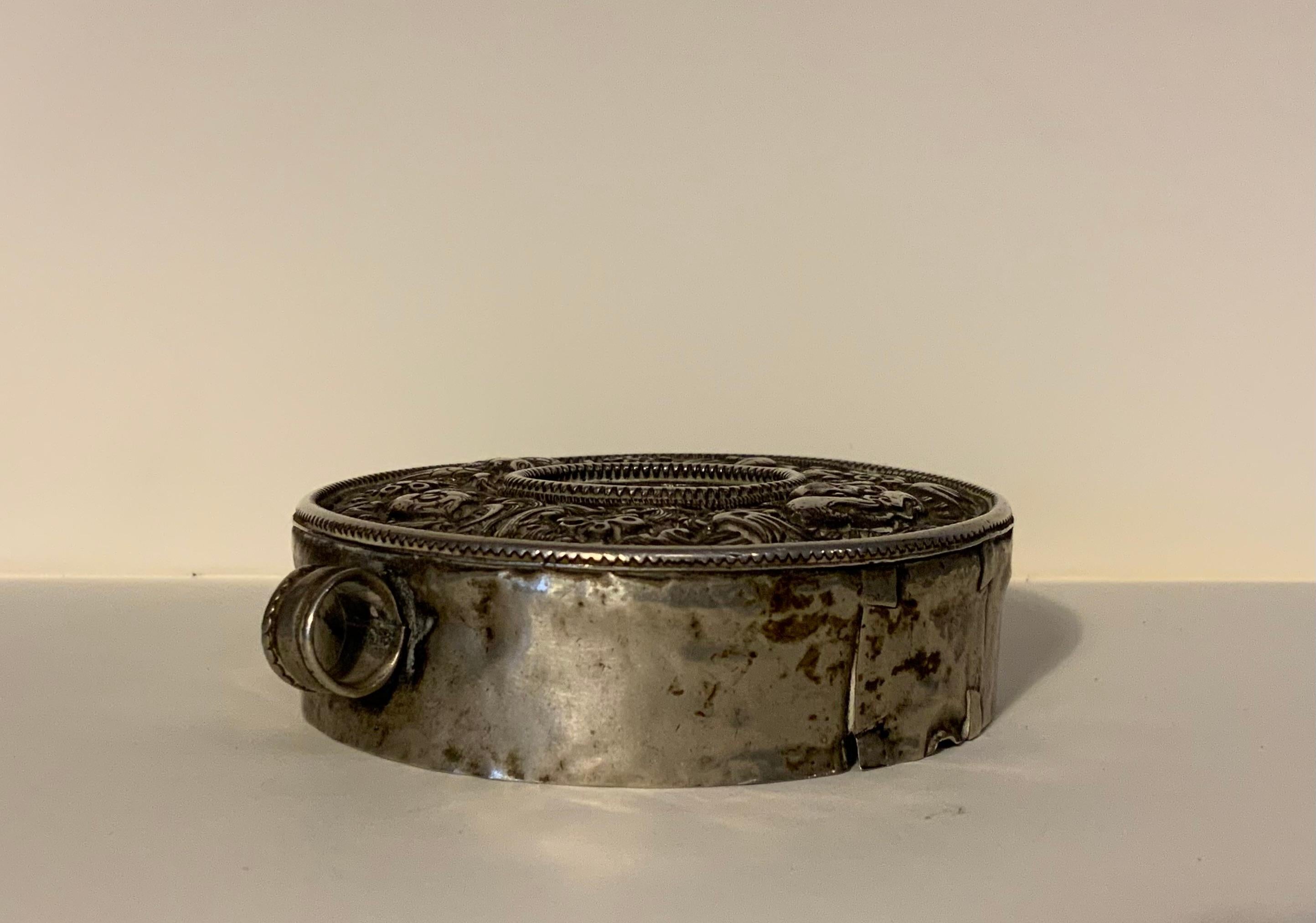 Boîte tibétaine ou mongolienne rare avec Garuda et lion gardien - bouddhiste en vente 1