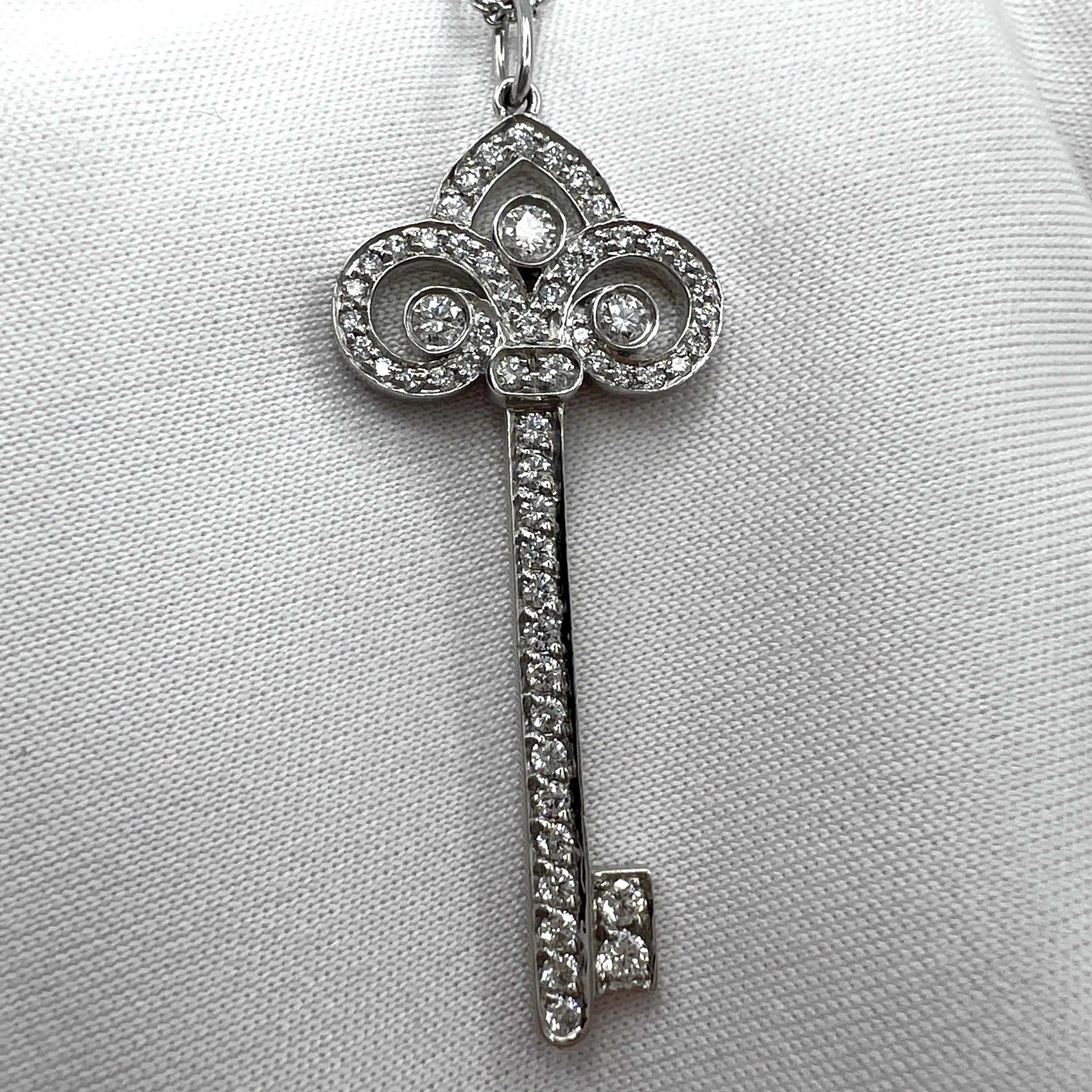 Taille ronde Rare Tiffany & Co. Collier pendentif clé Fleur de Lis en platine et diamants en vente
