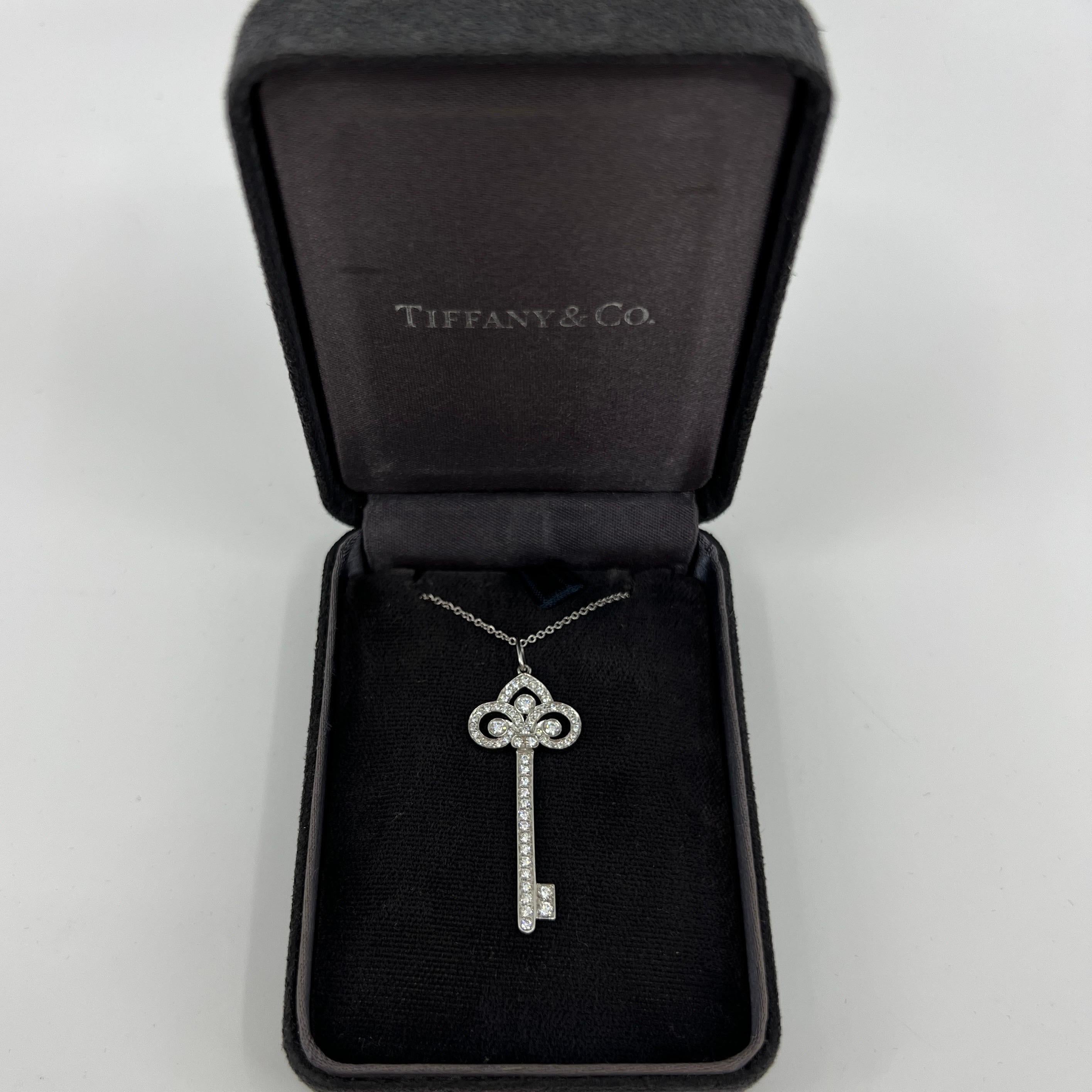 Rare Tiffany & Co. Collier pendentif clé Fleur de Lis en platine et diamants Pour femmes en vente