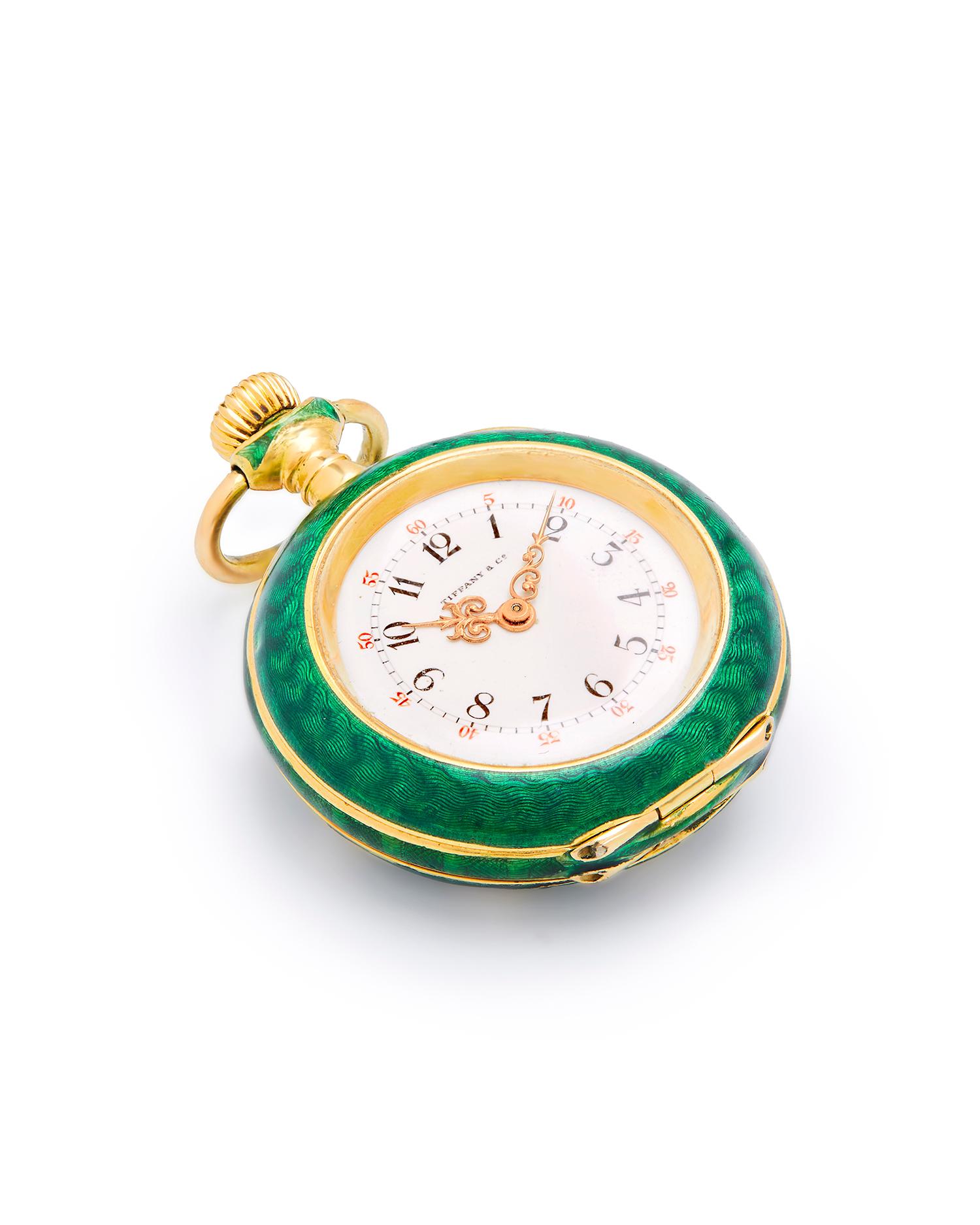 Tiffany & Co Grüne Emaille und Diamanten Gold Taschenuhr 1900s

Taschenuhr  gefasst in Gelbgold, verziert mit grüner Emaille, akzentuiert durch florale Motive, besetzt mit Diamanten im alten europäischen Schliff,
Weißes Zifferblatt, auf der