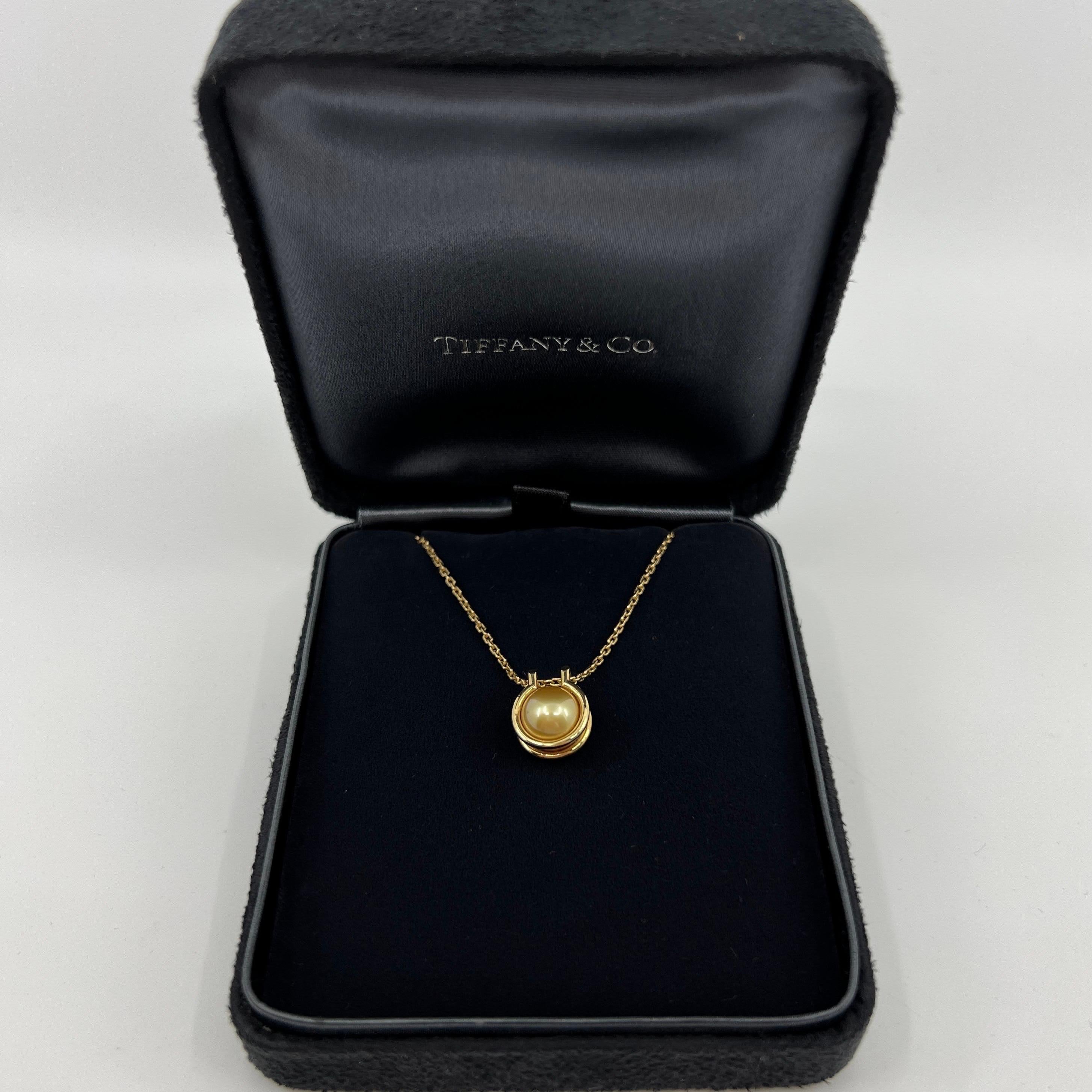 Rare Tiffany & Co Hardwear Golden Southsea Pearl 18k Yellow Gold Link Pendant Necklace.

Beautiful and rare golden southsea pearl link necklace from the Tiffany & Co Hardwear line.

Tiffany HardWear is elegantly subversive and captures the spirit of