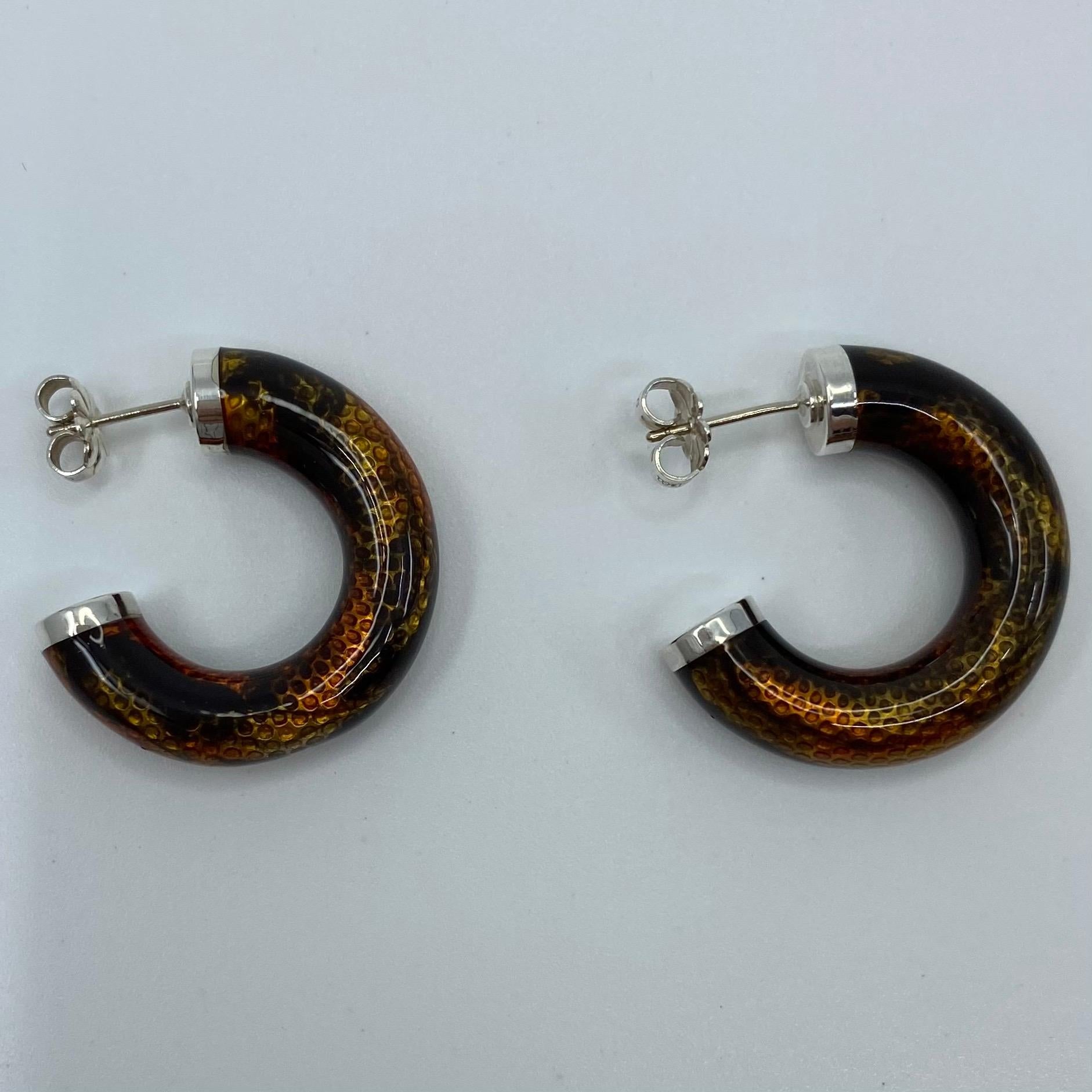 Rare Tiffany & Co. Boucles d'oreilles en argent avec émail et motif peau de serpent de fabrication italienne Pour femmes en vente