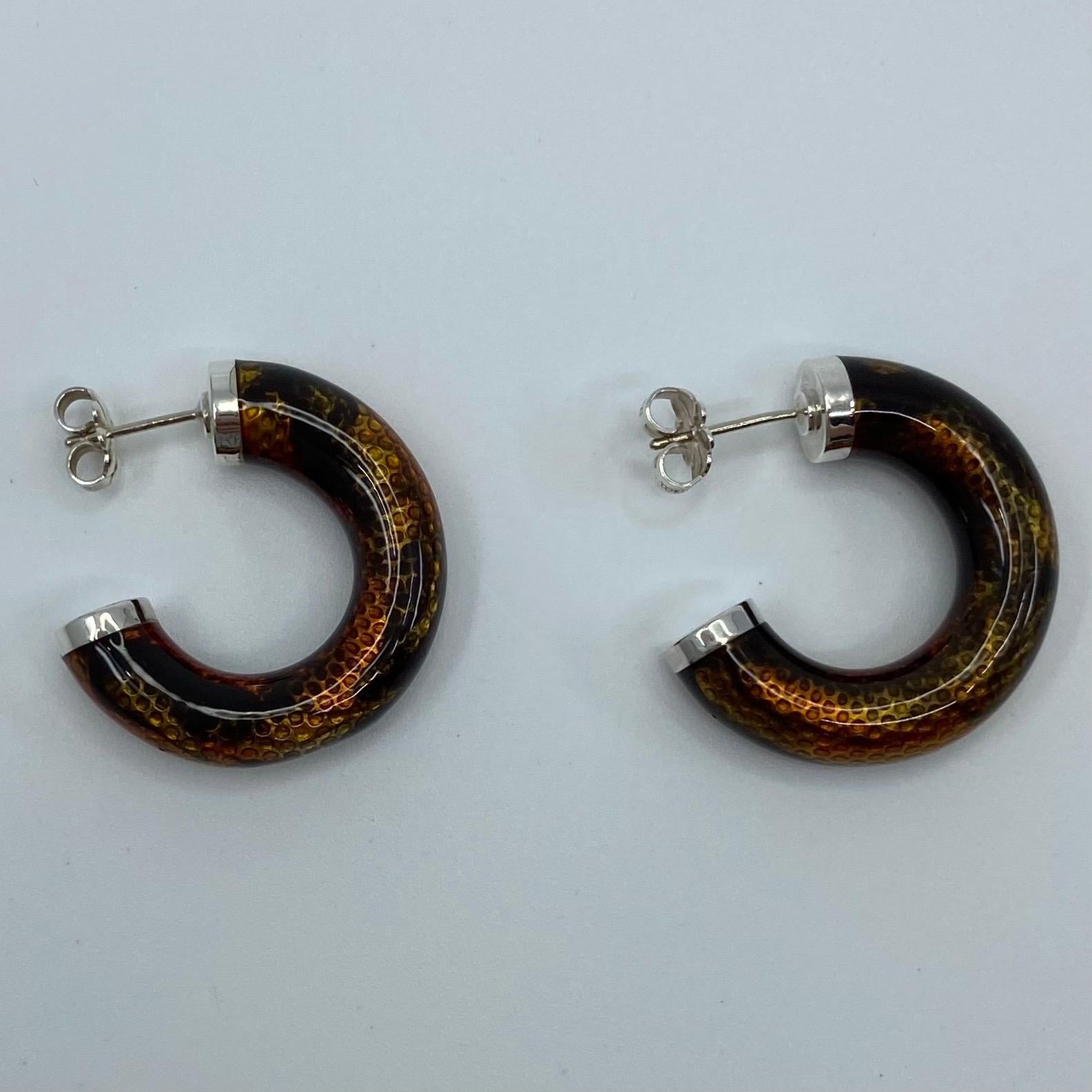 Rare Tiffany & Co. Italian Made Snakeskin Pattern Enamel Silver Hoop Earrings For Sale 2