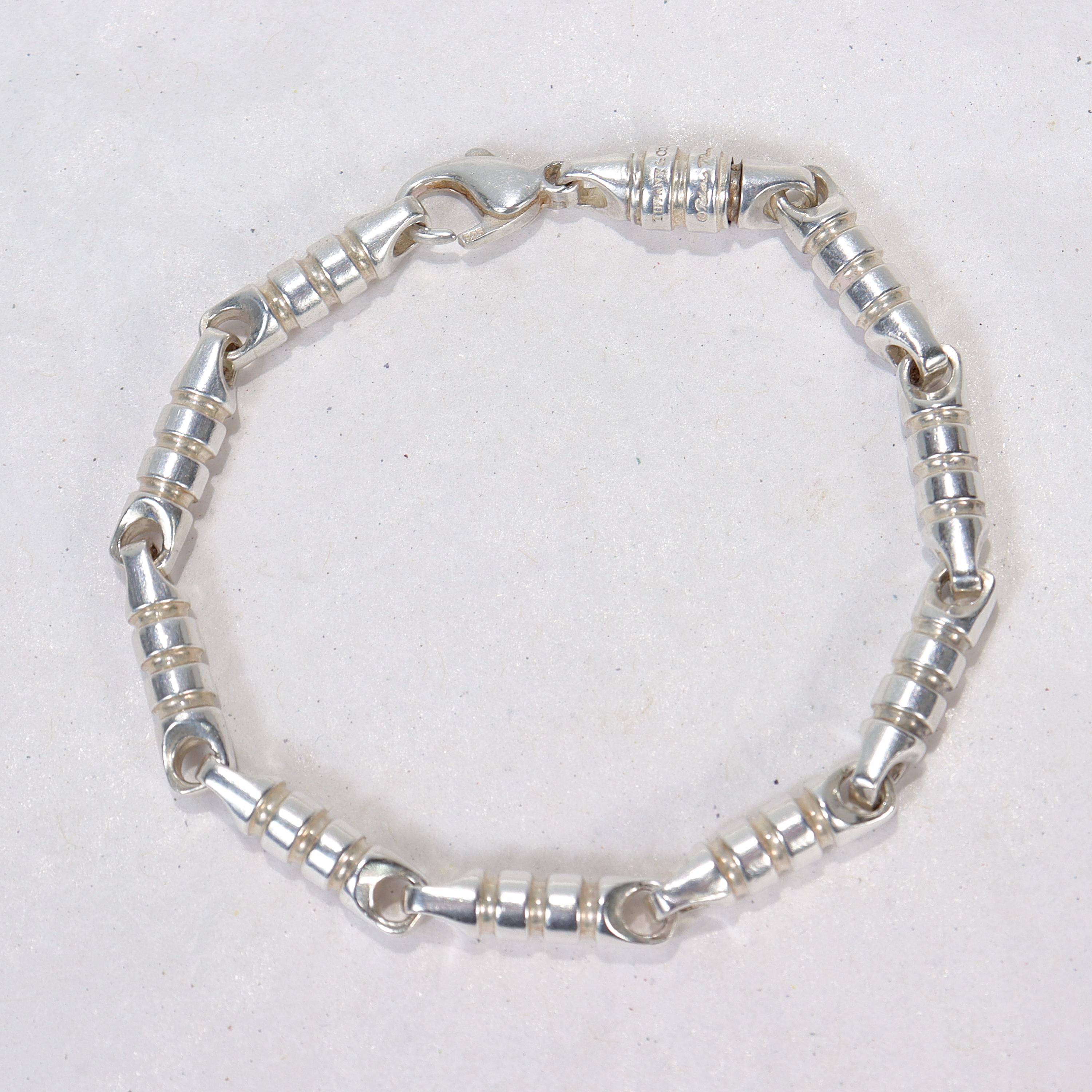 A fine 'Groove' bracelet in sterling silver.

By Paloma Picasso for Tiffany & Co.

With 10 links and a sturdy lobster clasp.

Signed to the link Tiffany & Co / 925 / Copyright Paloma Picasso.

Simply a wonderful bracelet from one of Tiffany's top