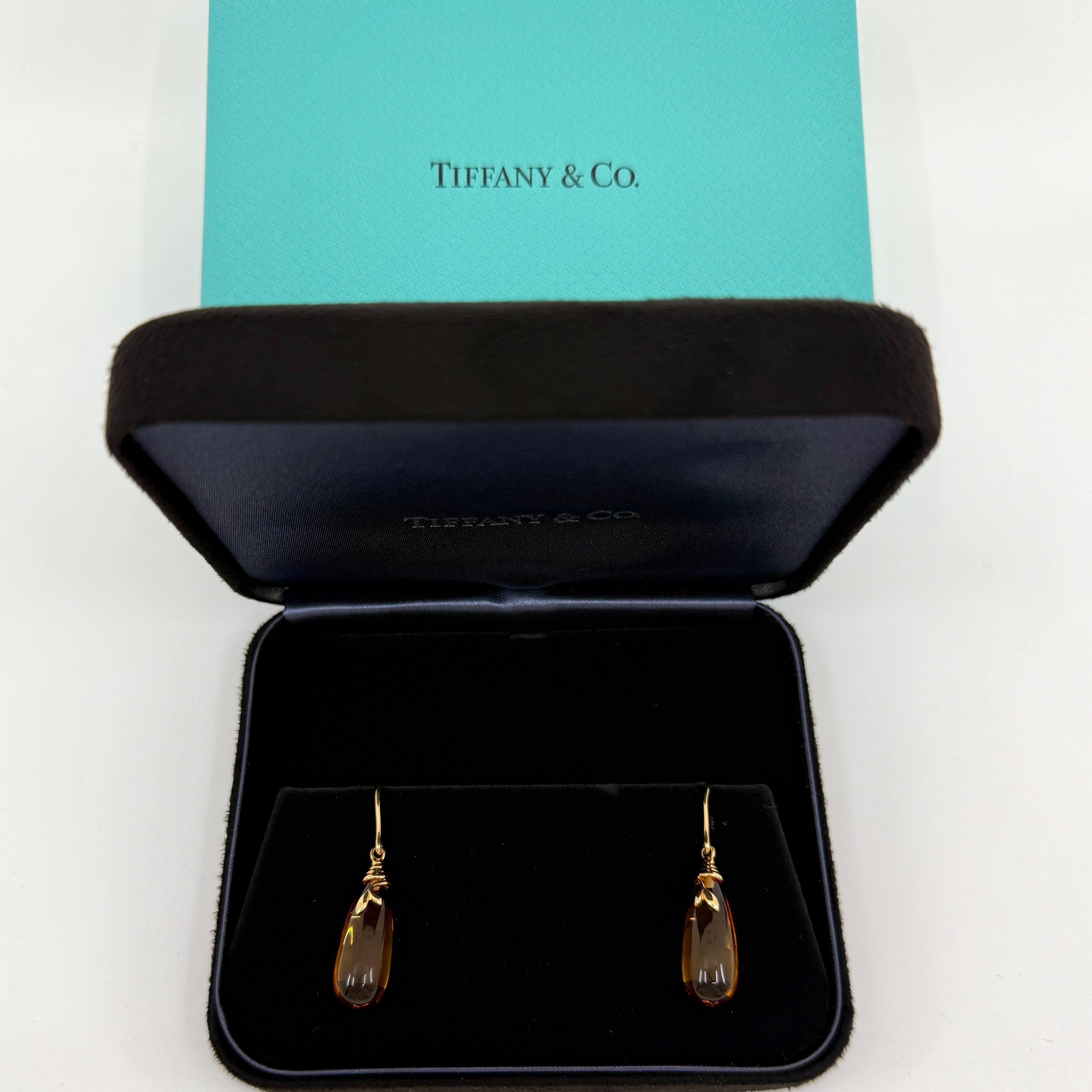 Rara Tiffany & Co. Orecchini pendenti in oro giallo 18k Paloma Picasso Olive Leaf Citrine.

Un bellissimo e raro orecchino in oro 18 carati con una splendida goccia di citrino arancione di circa 25x8 mm.
Lunghezza totale dall'orecchio circa 35