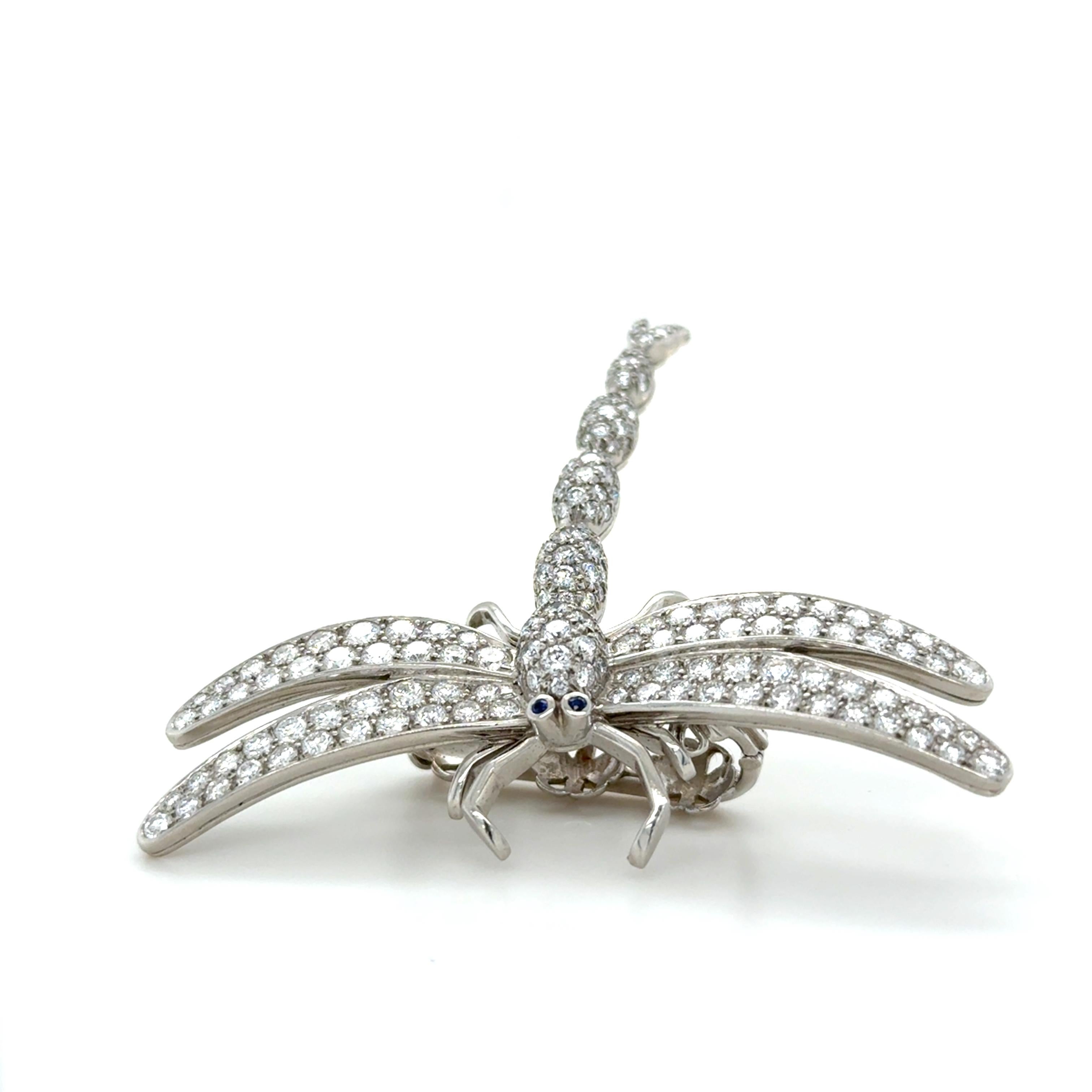 Questo stravagante accessorio per collana di Tiffany & Co. presenta una libellula in pavé di diamanti con circa 5,75 carati di diamanti rotondi taglio brillante di alta qualità e occhi di zaffiro blu brillante.

Accompagnato da una scatola Tiffany.