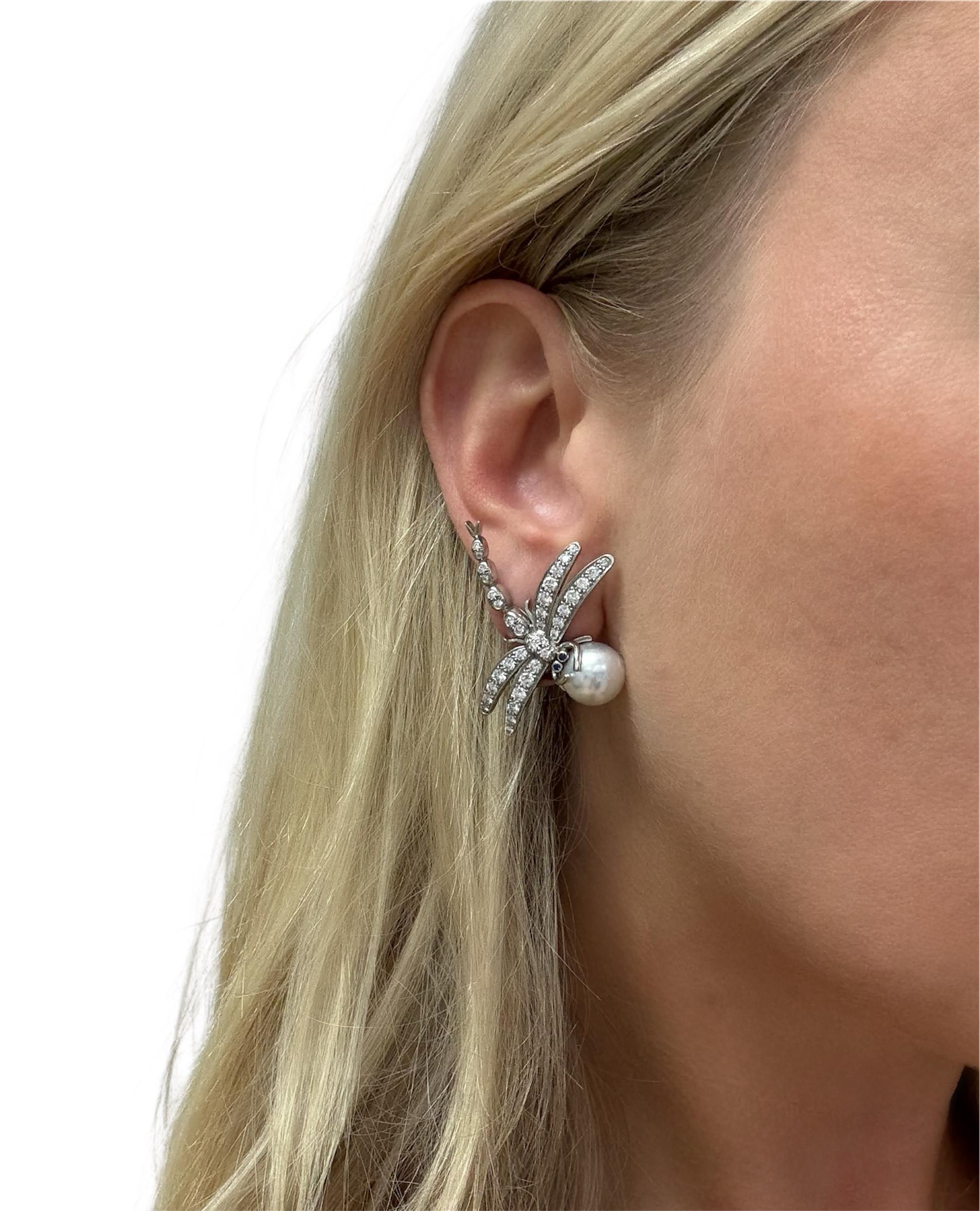 Eleva la tua collezione di gioielli con questi splendidi orecchini a forma di libellula di Tiffany & Co. della Collection'S Enchant. Realizzato in platino, l'estroso design della libellula presenta circa 2,00 carati totali di diamanti incastonati a