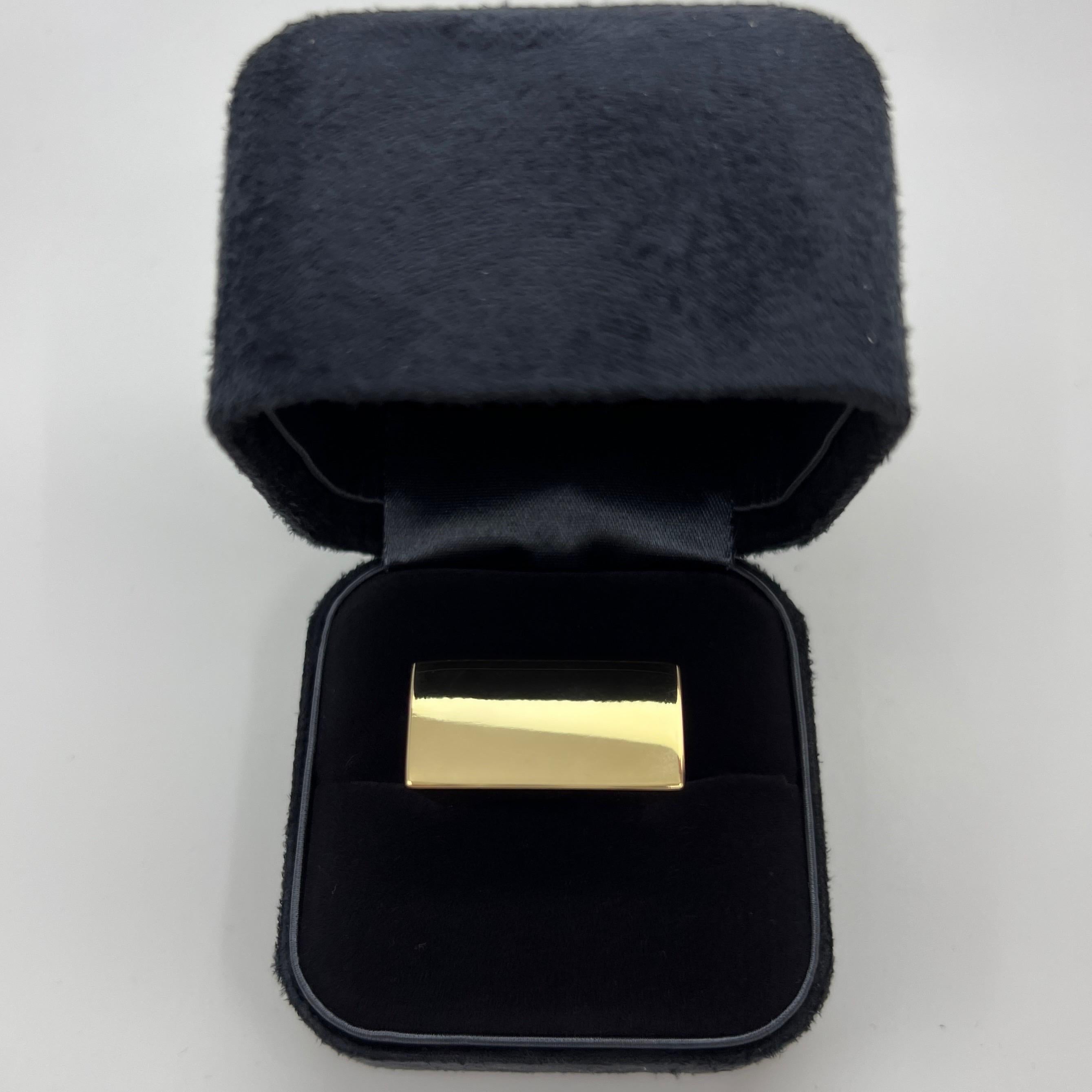 Seltener Tiffany & Co. 18k Gelbgold Bold Statement Rechteck Ring

Ein wunderschön gearbeiteter Ring aus Gelbgold mit großer rechteckiger Spitze. Dieses Stück ist ein seltener kühner Statement-Ring von Tiffany & Co. Hergestellt in Italien.

Der Ring