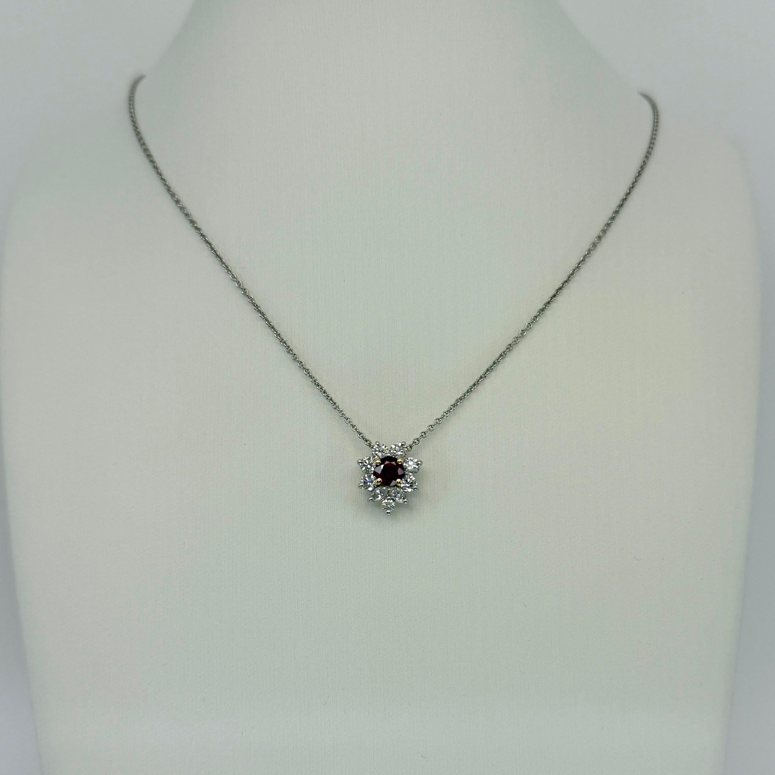 Rara Tiffany & Co. Collana con ciondolo a grappolo in oro 18k e platino con rubini e diamanti in vendita 5