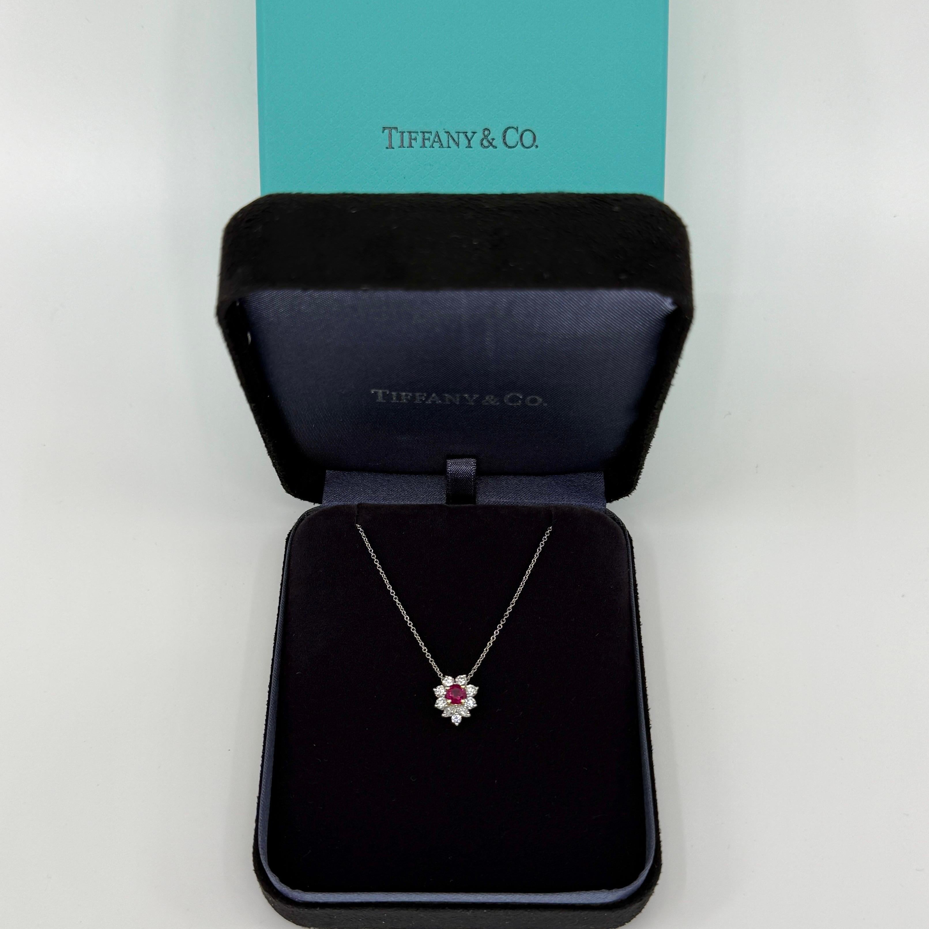 Rara Tiffany & Co. Collana con ciondolo a grappolo in oro 18k e platino con rubini e diamanti in vendita 6