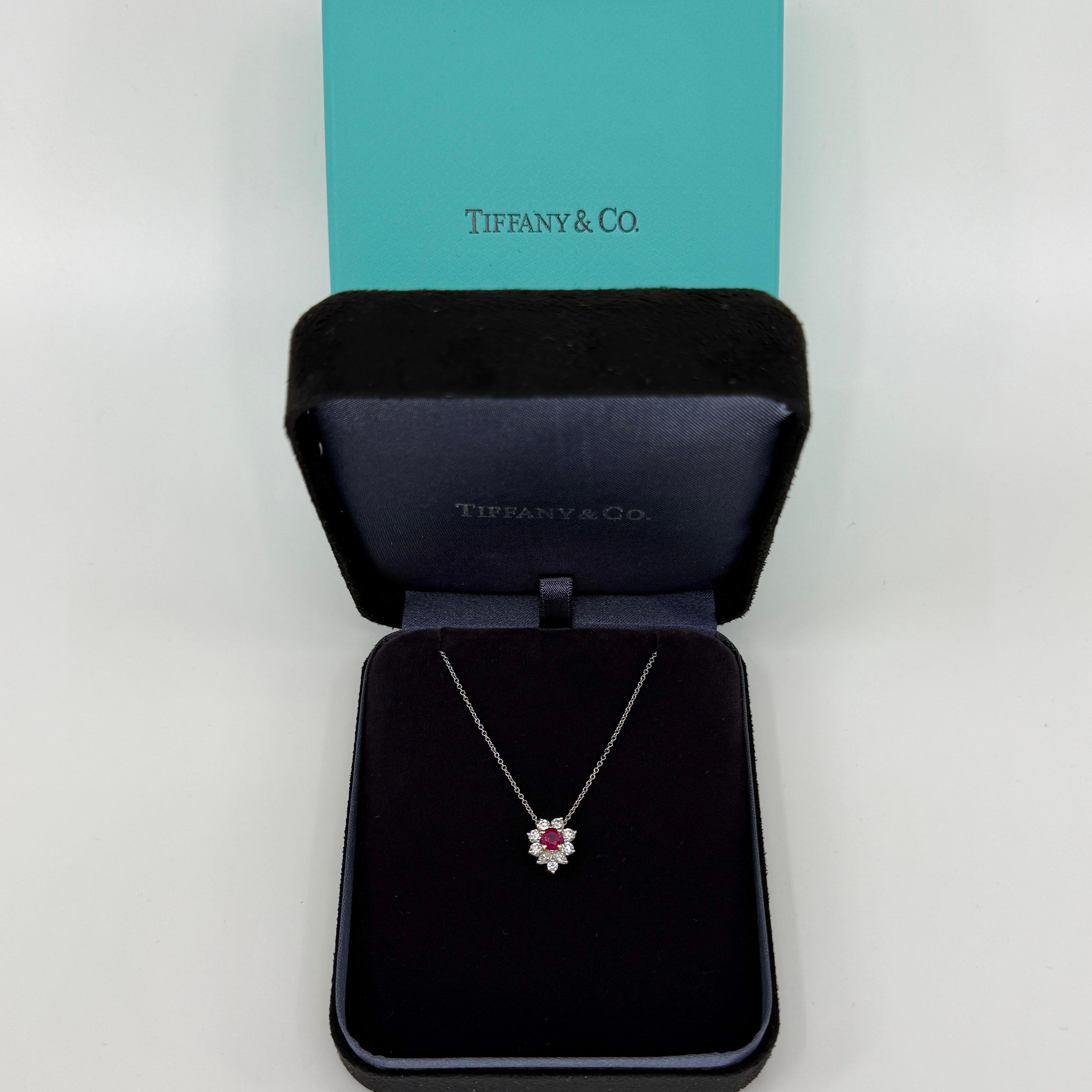 Rara Tiffany & Co. d'epoca. Collana con ciondolo a forma di fiore in platino 950 e oro giallo 18 carati con rubini e diamanti.

Si tratta di un pezzo molto raro, che raramente arriva sul mercato. Abbiamo anche l'anello corrispondente in