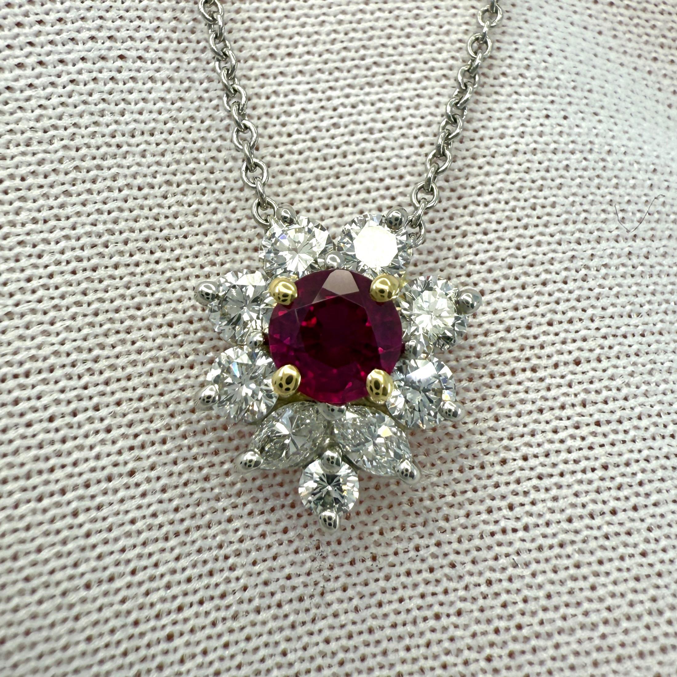 Taglio rotondo Rara Tiffany & Co. Collana con ciondolo a grappolo in oro 18k e platino con rubini e diamanti in vendita