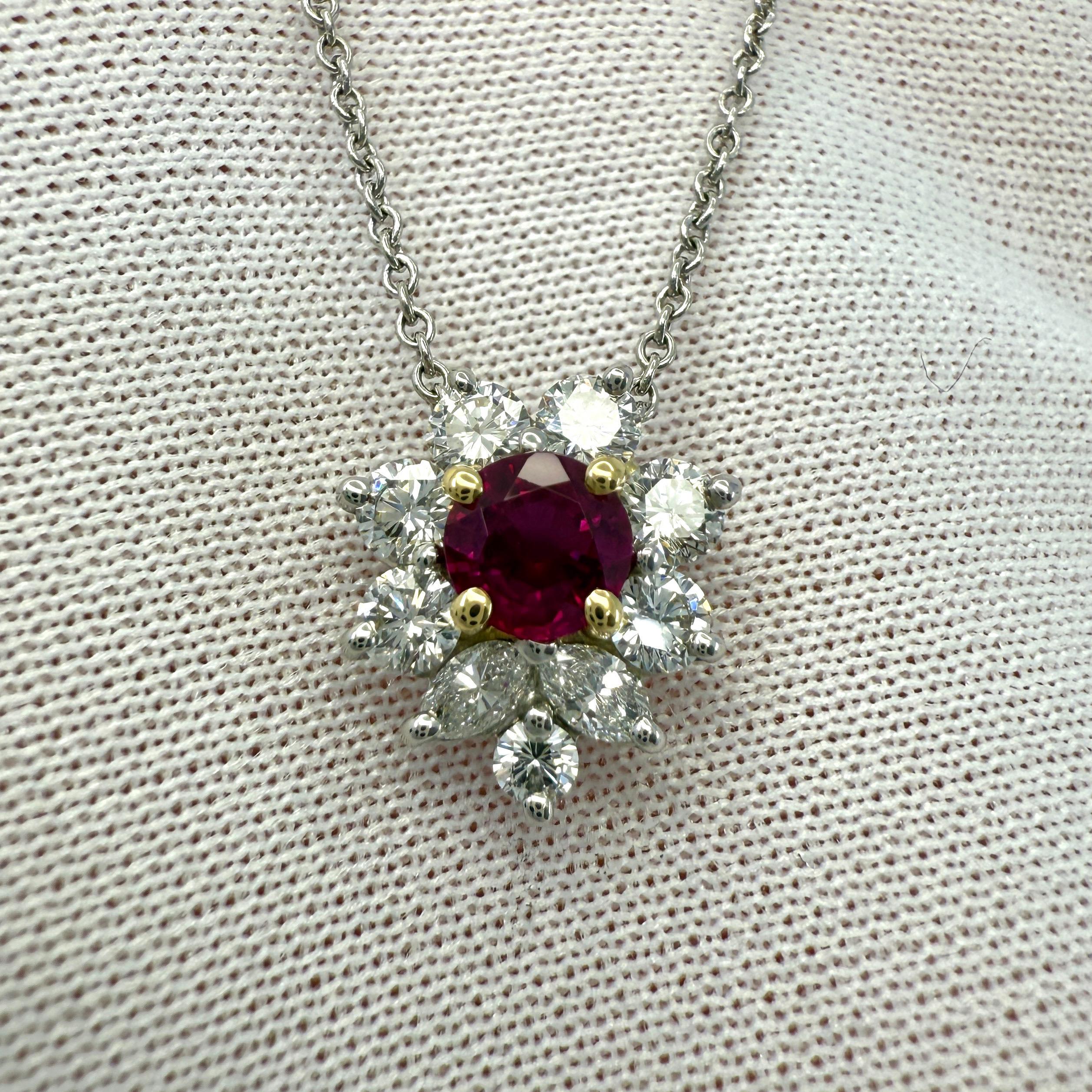 Rara Tiffany & Co. Collana con ciondolo a grappolo in oro 18k e platino con rubini e diamanti in vendita 2