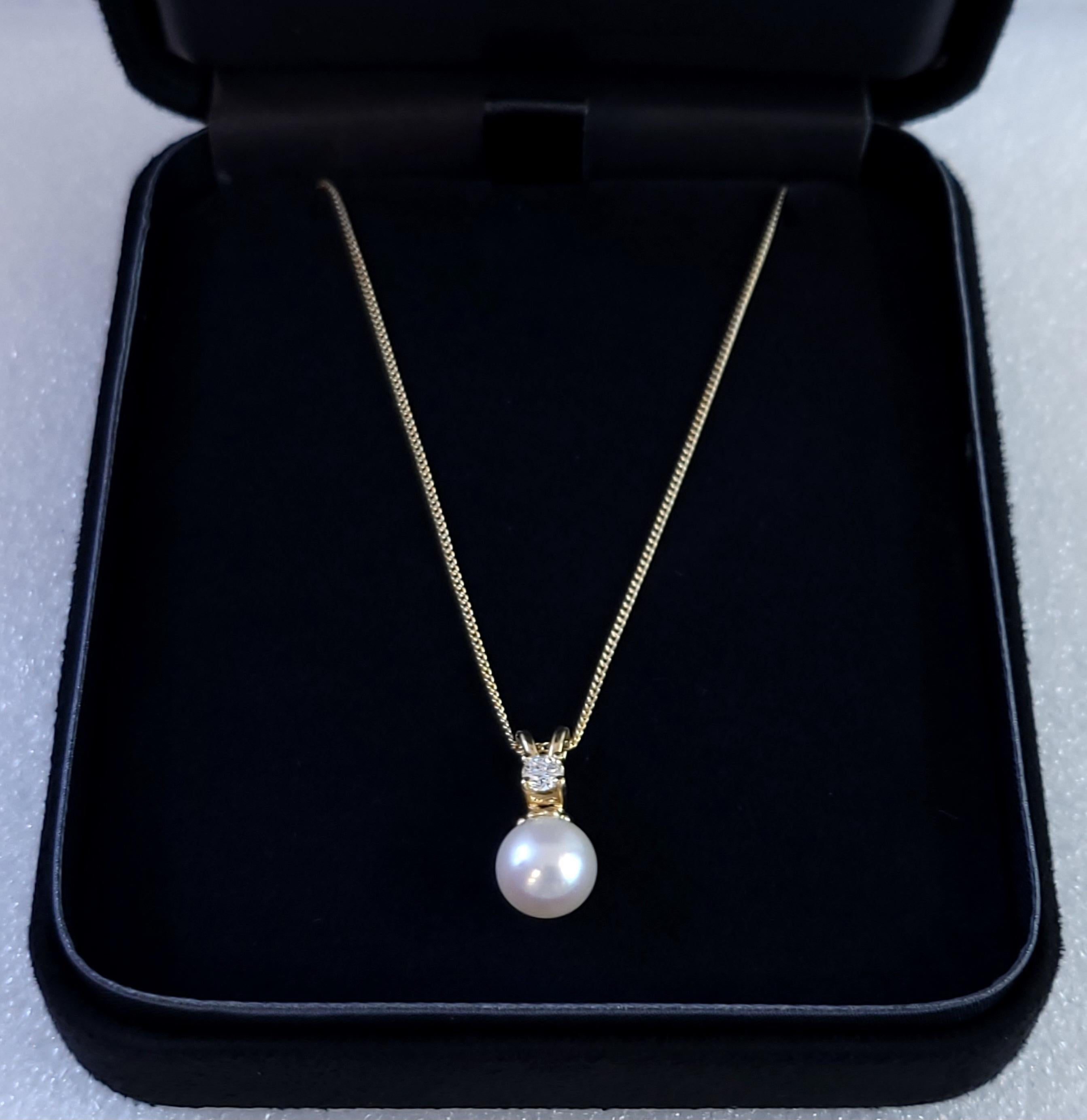 Rare Tiffany & Co. White Pearl And Diamond 18k Yellow Gold Pendant Necklace. 
Beautiful 8 mm white cultured pearl 
Round brilliant cut diamond. 
Approx. VS clarity E/F color.
The pendant is hanging on a 18 inch chain. 
The pendant and chain are both