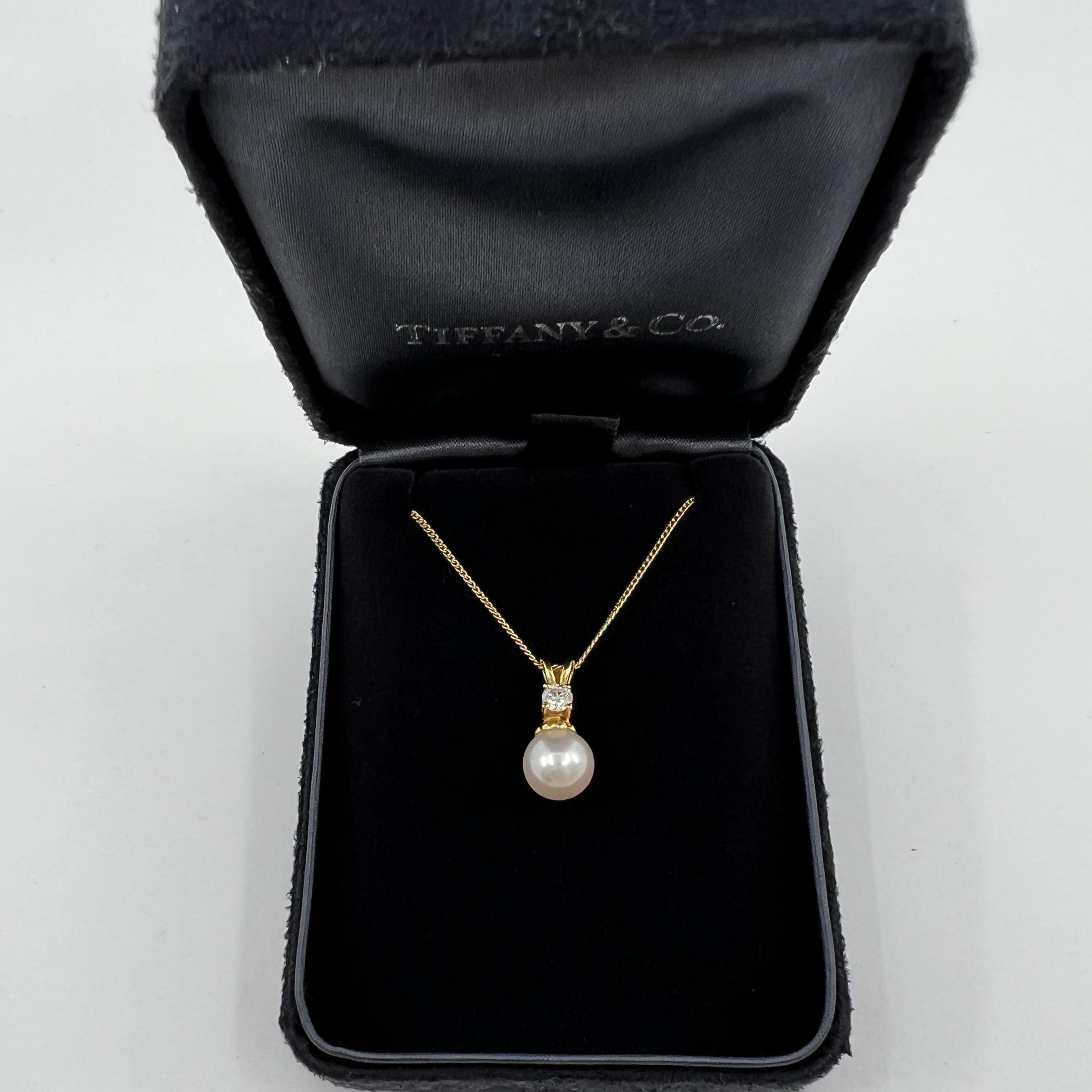 Rare Tiffany & Co. White Pearl And Diamond 18k Yellow Gold Pendant Necklace.

Beautiful 7.8mm white cultured pearl accented by a 3.2mm natural round brilliant cut diamond. Approx. VS clarity E/F colour.

Fine jewellery houses like Tiffany only use