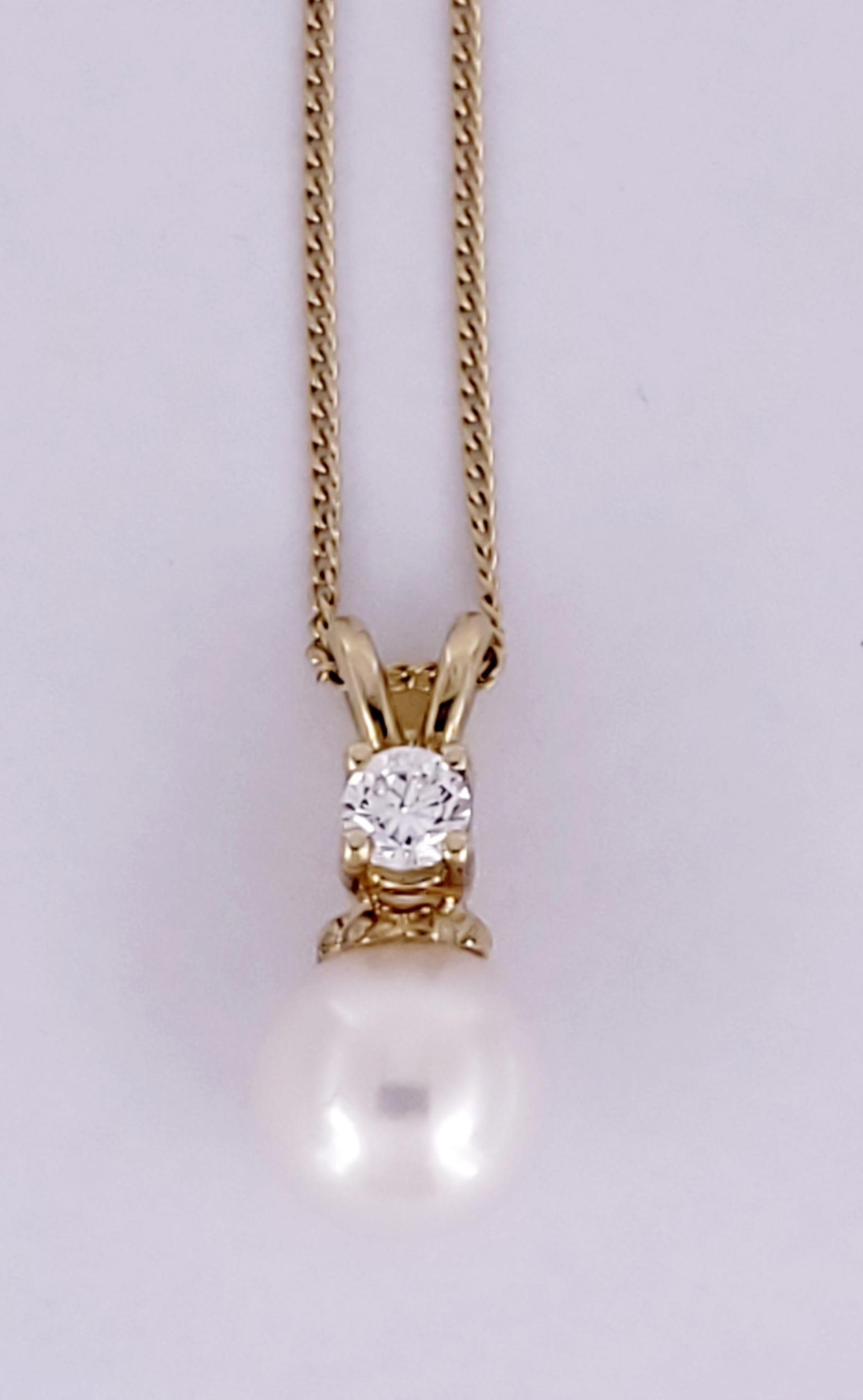 Rare Tiffany & Co. White Pearl And Diamond 18k Yellow Gold Pendant Necklace In New Condition In New York, NY