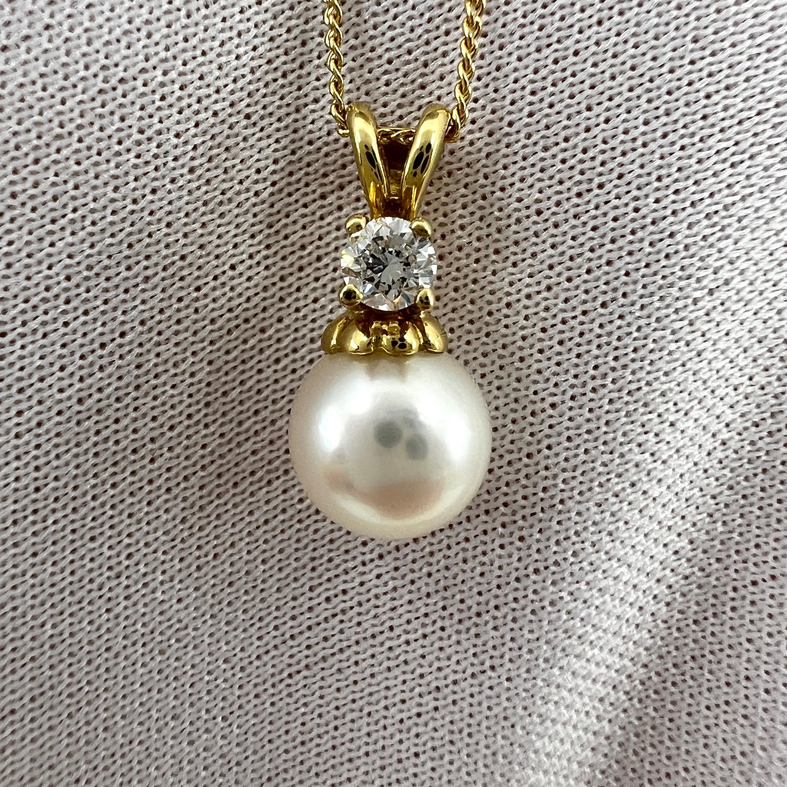 Rare Tiffany & Co. White Pearl And Diamond 18k Yellow Gold Pendant Necklace In Excellent Condition In Birmingham, GB