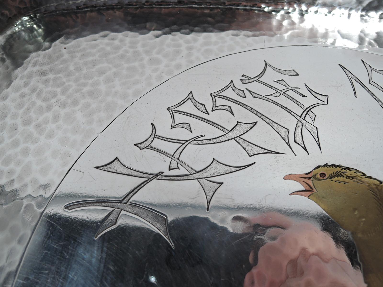 Seltenes japanisches Tablett aus gemischtem Metall. Hergestellt von Tiffany & Co. in New York, ca. 1878. Quadratisch mit gebogenen Seiten und geraden Kanten. Zwei Vögel schweben und gleiten. Die eine wird von unten und die andere von oben (also aus