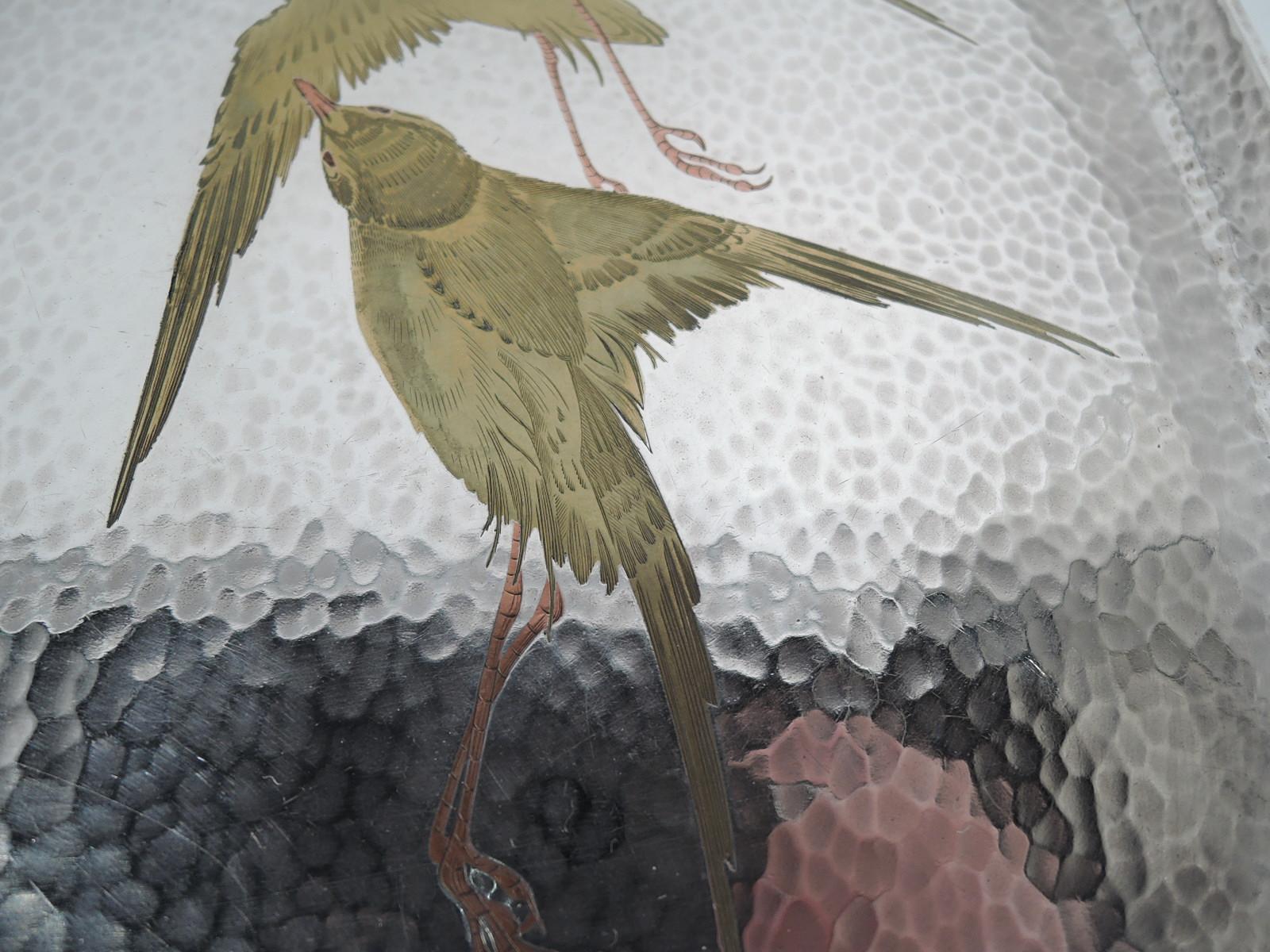 Seltenes Tiffany Japonesque-Tablett aus gemischtem Metall mit goldenen Vögeln (Gehämmert) im Angebot