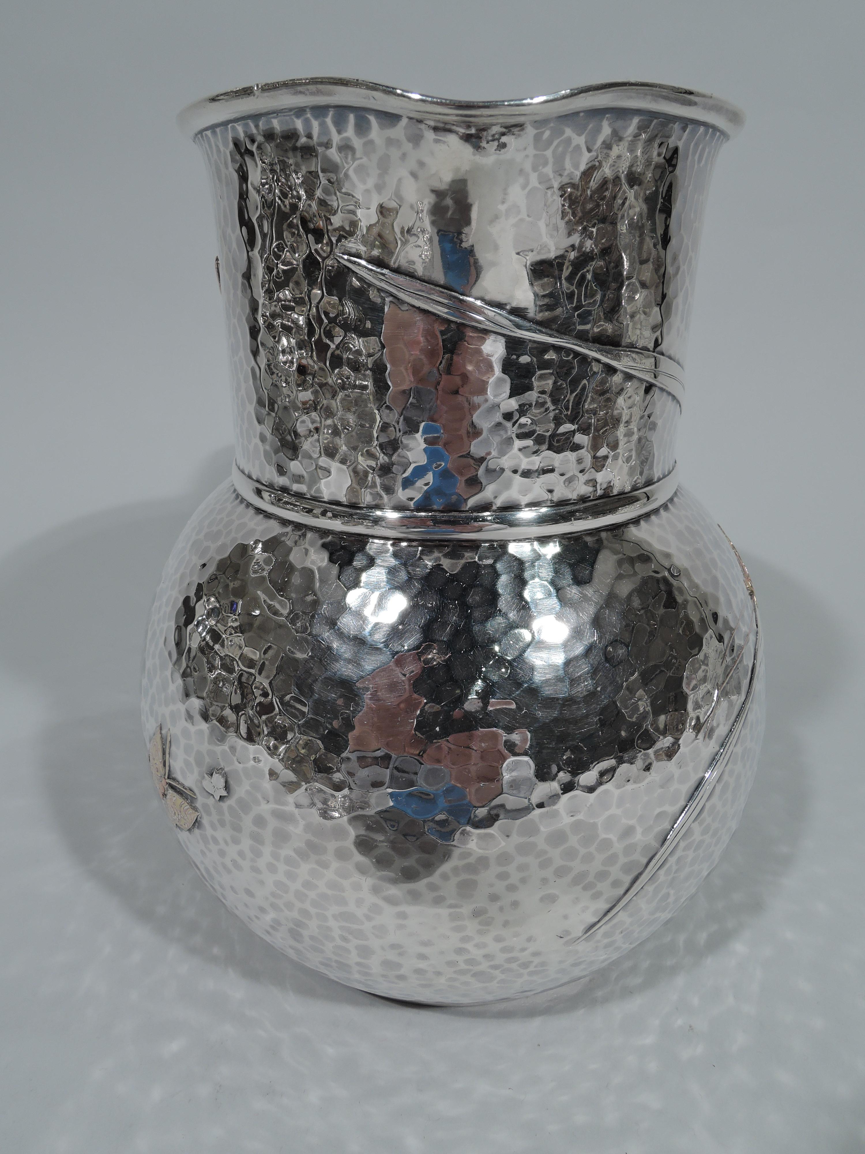 Seltener Tiffany-Wasserkrug aus handgehämmertem Metall mit Libellenmotiv aus gemischtem Metall (Japonismus) im Angebot