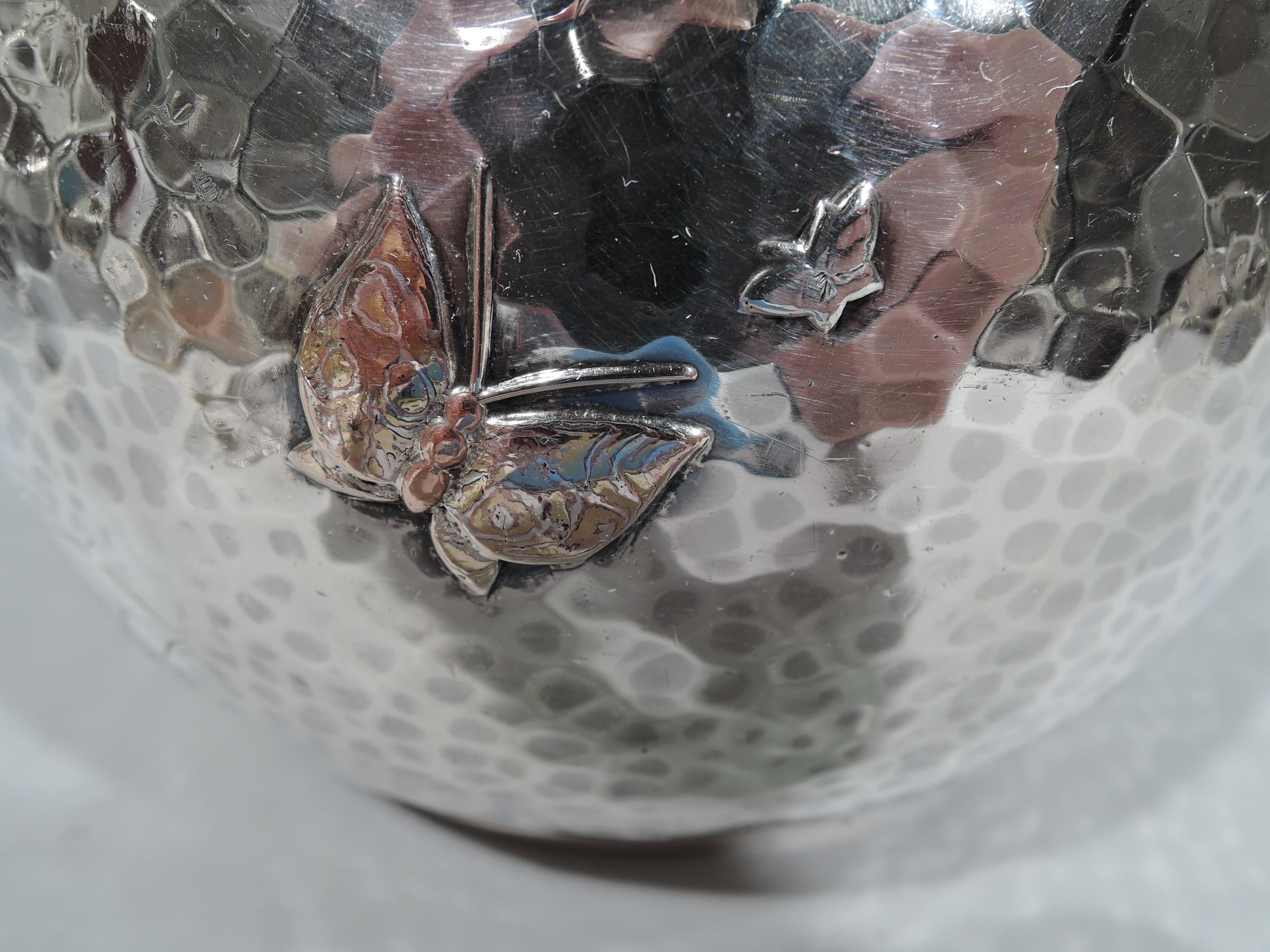 Seltener Tiffany-Wasserkrug aus handgehämmertem Metall mit Libellenmotiv aus gemischtem Metall im Zustand „Hervorragend“ im Angebot in New York, NY
