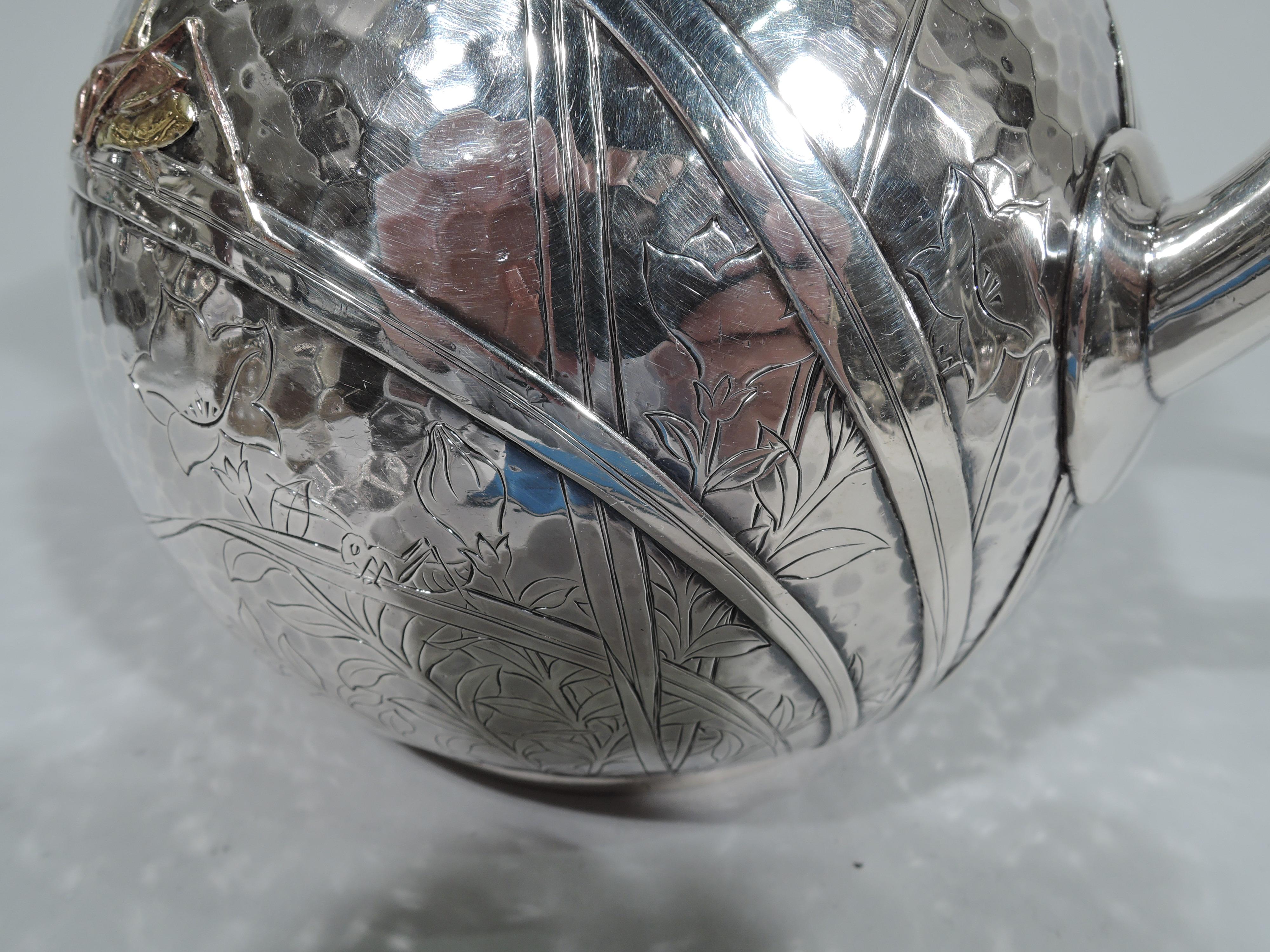 Seltener Tiffany-Wasserkrug aus handgehämmertem Metall mit Libellenmotiv aus gemischtem Metall (19. Jahrhundert) im Angebot
